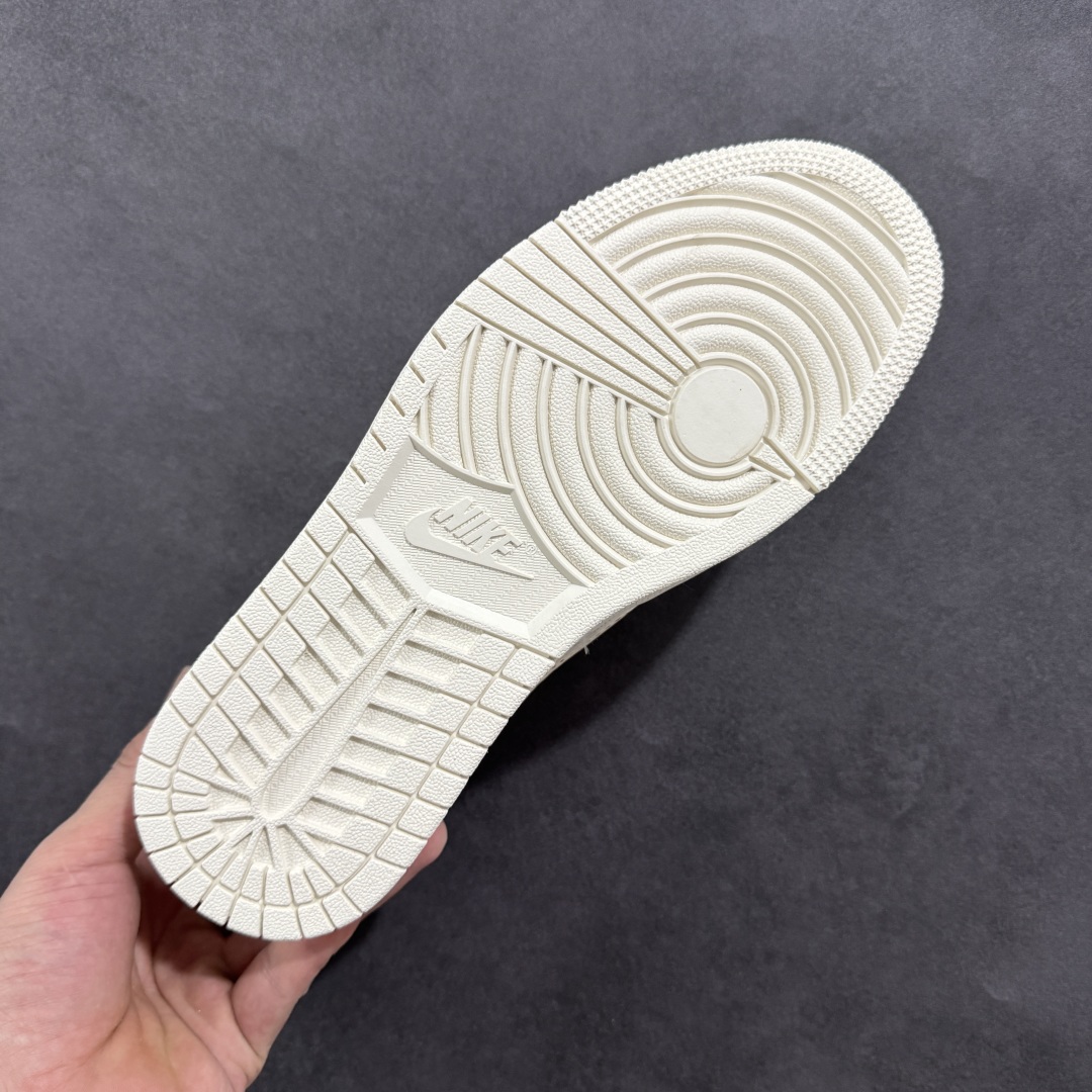 图片[9]-【定制版】Fragment x Travis Scott x 冠军 Air Jordan 1 Low 三方联名倒钩 性价比原盒出货 全新的三方联名低帮倒钩鞋面延续了黑脚趾设计，整双鞋以全荔枝皮打造，腰身搭配白色「倒勾」，再点缀上Travis Scott 标志性的Logo，后跟处以藤原浩最拿手的蓝色为主色调，完善极具Fragment Design的白蓝黑设计风格，左右脚分别以Travis Scott鬼脸和乔丹飞翼加以修饰，彰显出三方联名的奢华格调。 货号：QY1188-123 尺码：36 36.5 37.5 38 38.5 39 40 40.5 41 42 42.5 43 44 44.5 45-选品中心