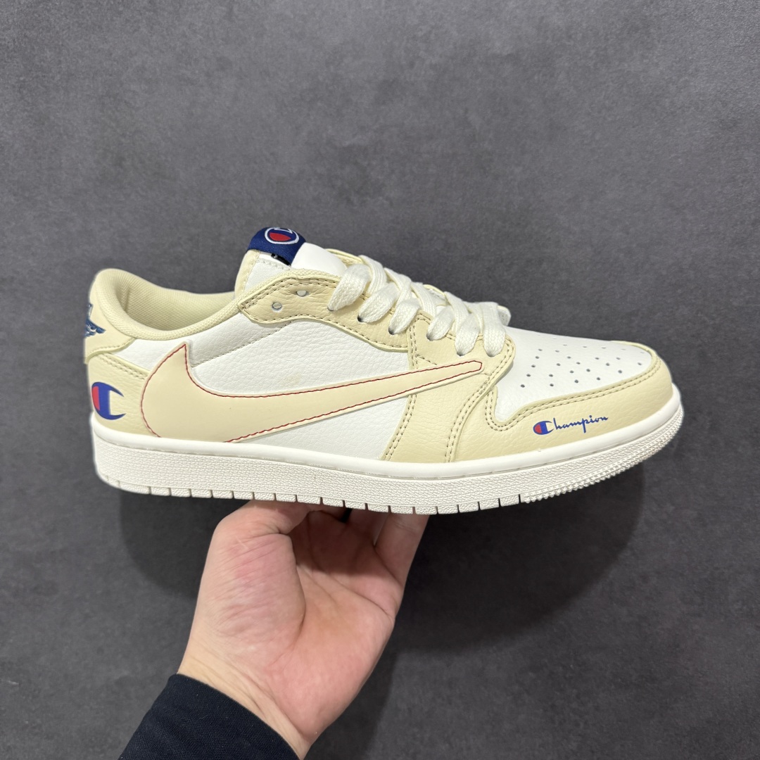 【定制版】Fragment x Travis Scott x 冠军 Air Jordan 1 Low 三方联名倒钩 性价比原盒出货 全新的三方联名低帮倒钩鞋面延续了黑脚趾设计，整双鞋以全荔枝皮打造，腰身搭配白色「倒勾」，再点缀上Travis Scott 标志性的Logo，后跟处以藤原浩最拿手的蓝色为主色调，完善极具Fragment Design的白蓝黑设计风格，左右脚分别以Travis Scott鬼脸和乔丹飞翼加以修饰，彰显出三方联名的奢华格调。 货号：QY1188-123 尺码：36 36.5 37.5 38 38.5 39 40 40.5 41 42 42.5 43 44 44.5 45-选品中心