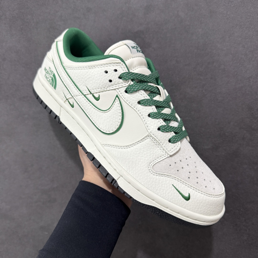 图片[3]-【定制版】Nike SB Dunk Low x The North Face 白绿三小钩 纯原大厂出品 极力推荐 原装头层材料 独家版型蒸餾加工 帶來的是更好的视觉和脚感体验 大厂纯原品质出货 清洁度 电绣工艺 皮料切割干净无任何毛边 细节完美 货号：CY5979 101 尺码：36 36.5 37.5 38 38.5 39 40 40.5 41 42 42.5 43 44 44.5 45-选品中心
