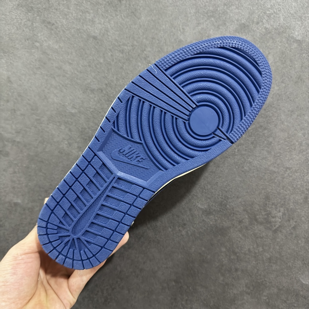 图片[9]-【定制版】Fragment x Travis Scott x 冠军 Air Jordan 1 Low 三方联名倒钩 性价比原盒出货 全新的三方联名低帮倒钩鞋面延续了黑脚趾设计，整双鞋以全荔枝皮打造，腰身搭配白色「倒勾」，再点缀上Travis Scott 标志性的Logo，后跟处以藤原浩最拿手的蓝色为主色调，完善极具Fragment Design的白蓝黑设计风格，左右脚分别以Travis Scott鬼脸和乔丹飞翼加以修饰，彰显出三方联名的奢华格调。 货号：QY1188-118 尺码：36 36.5 37.5 38 38.5 39 40 40.5 41 42 42.5 43 44 44.5 45-选品中心