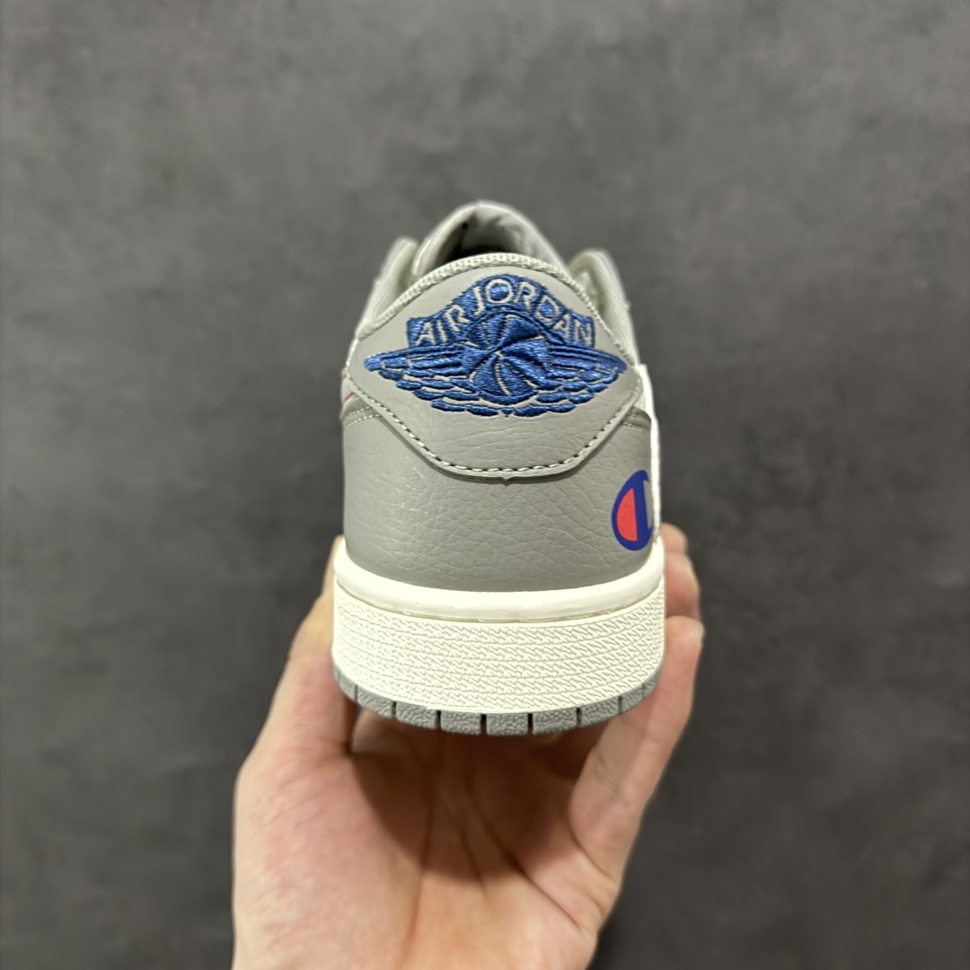 图片[4]-【定制版】Fragment x Travis Scott x 冠军 Air Jordan 1 Low 三方联名倒钩 性价比原盒出货 全新的三方联名低帮倒钩鞋面延续了黑脚趾设计，整双鞋以全荔枝皮打造，腰身搭配白色「倒勾」，再点缀上Travis Scott 标志性的Logo，后跟处以藤原浩最拿手的蓝色为主色调，完善极具Fragment Design的白蓝黑设计风格，左右脚分别以Travis Scott鬼脸和乔丹飞翼加以修饰，彰显出三方联名的奢华格调。 货号：QY1188-122 尺码：36 36.5 37.5 38 38.5 39 40 40.5 41 42 42.5 43 44 44.5 45-选品中心