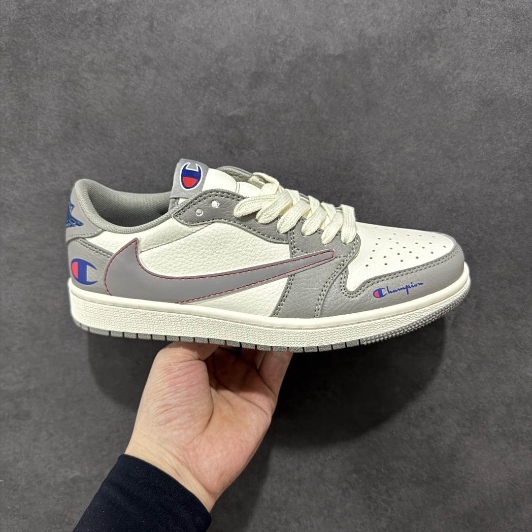 【定制版】Fragment x Travis Scott x 冠军 Air Jordan 1 Low 三方联名倒钩 性价比原盒出货 全新的三方联名低帮倒钩鞋面延续了黑脚趾设计，整双鞋以全荔枝皮打造，腰身搭配白色「倒勾」，再点缀上Travis Scott 标志性的Logo，后跟处以藤原浩最拿手的蓝色为主色调，完善极具Fragment Design的白蓝黑设计风格，左右脚分别以Travis Scott鬼脸和乔丹飞翼加以修饰，彰显出三方联名的奢华格调。 货号：QY1188-122 尺码：36 36.5 37.5 38 38.5 39 40 40.5 41 42 42.5 43 44 44.5 45-选品中心