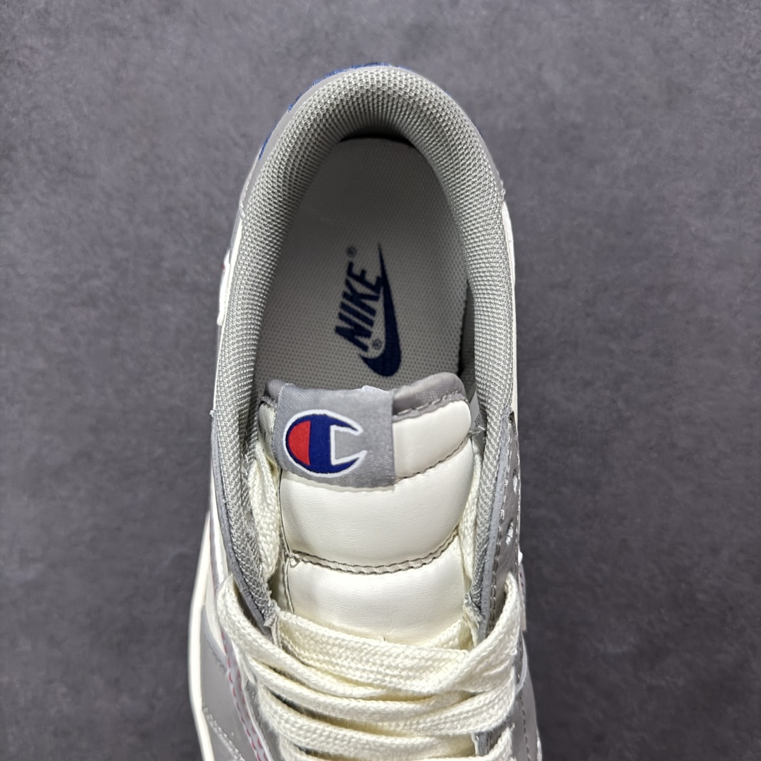 图片[7]-【定制版】Fragment x Travis Scott x 冠军 Air Jordan 1 Low 三方联名倒钩 性价比原盒出货 全新的三方联名低帮倒钩鞋面延续了黑脚趾设计，整双鞋以全荔枝皮打造，腰身搭配白色「倒勾」，再点缀上Travis Scott 标志性的Logo，后跟处以藤原浩最拿手的蓝色为主色调，完善极具Fragment Design的白蓝黑设计风格，左右脚分别以Travis Scott鬼脸和乔丹飞翼加以修饰，彰显出三方联名的奢华格调。 货号：QY1188-122 尺码：36 36.5 37.5 38 38.5 39 40 40.5 41 42 42.5 43 44 44.5 45-选品中心