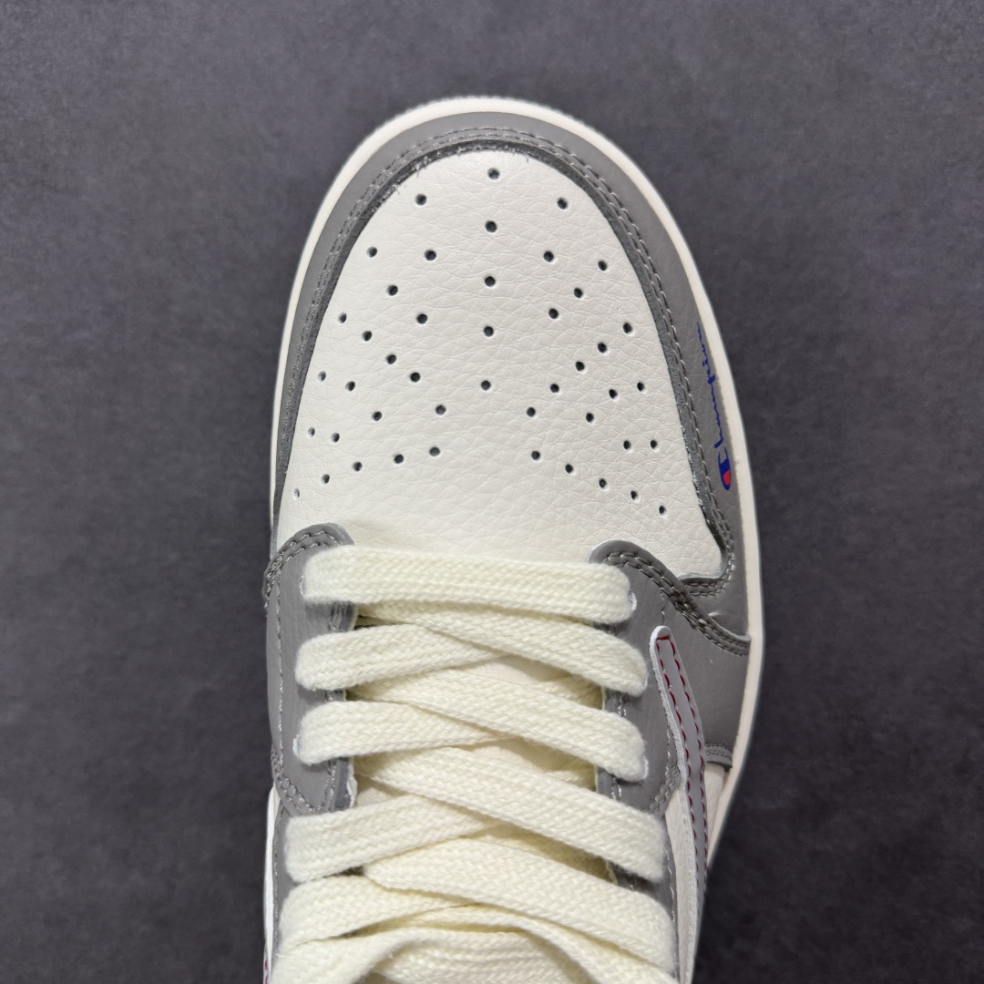 图片[8]-【定制版】Fragment x Travis Scott x 冠军 Air Jordan 1 Low 三方联名倒钩 性价比原盒出货 全新的三方联名低帮倒钩鞋面延续了黑脚趾设计，整双鞋以全荔枝皮打造，腰身搭配白色「倒勾」，再点缀上Travis Scott 标志性的Logo，后跟处以藤原浩最拿手的蓝色为主色调，完善极具Fragment Design的白蓝黑设计风格，左右脚分别以Travis Scott鬼脸和乔丹飞翼加以修饰，彰显出三方联名的奢华格调。 货号：QY1188-122 尺码：36 36.5 37.5 38 38.5 39 40 40.5 41 42 42.5 43 44 44.5 45-选品中心