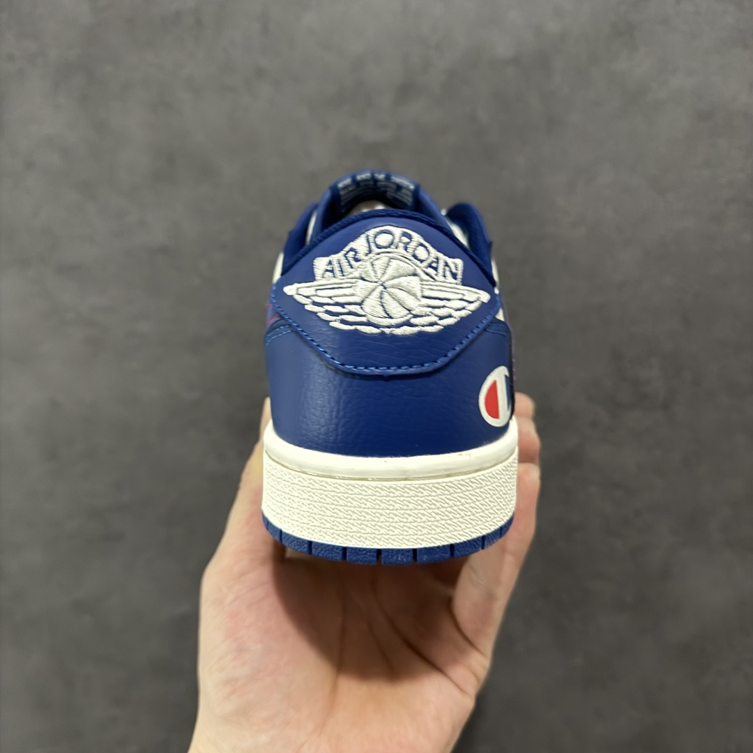 图片[4]-【定制版】Fragment x Travis Scott x 冠军 Air Jordan 1 Low 三方联名倒钩 性价比原盒出货 全新的三方联名低帮倒钩鞋面延续了黑脚趾设计，整双鞋以全荔枝皮打造，腰身搭配白色「倒勾」，再点缀上Travis Scott 标志性的Logo，后跟处以藤原浩最拿手的蓝色为主色调，完善极具Fragment Design的白蓝黑设计风格，左右脚分别以Travis Scott鬼脸和乔丹飞翼加以修饰，彰显出三方联名的奢华格调。 货号：QY1188-118 尺码：36 36.5 37.5 38 38.5 39 40 40.5 41 42 42.5 43 44 44.5 45-选品中心