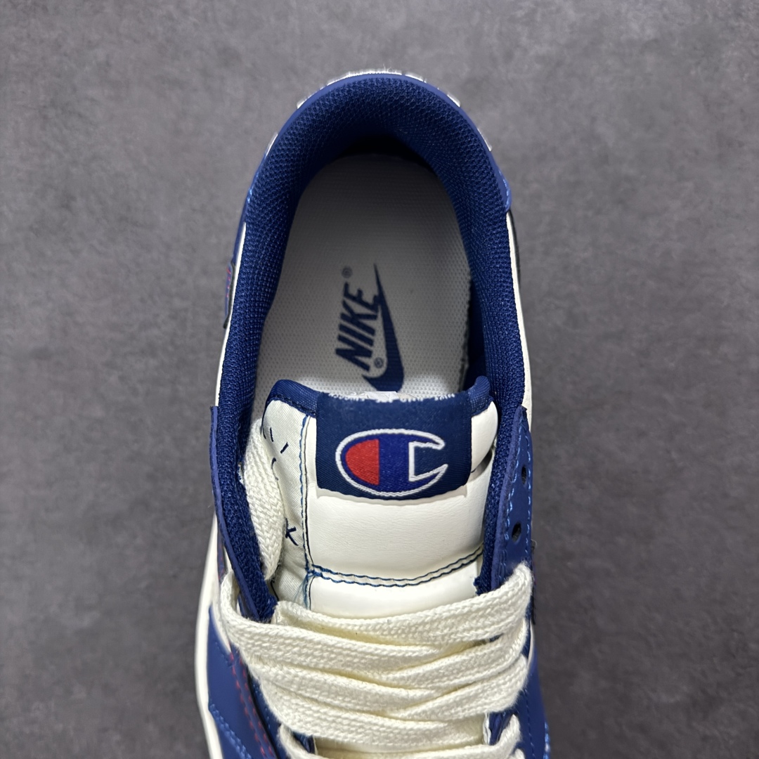 图片[7]-【定制版】Fragment x Travis Scott x 冠军 Air Jordan 1 Low 三方联名倒钩 性价比原盒出货 全新的三方联名低帮倒钩鞋面延续了黑脚趾设计，整双鞋以全荔枝皮打造，腰身搭配白色「倒勾」，再点缀上Travis Scott 标志性的Logo，后跟处以藤原浩最拿手的蓝色为主色调，完善极具Fragment Design的白蓝黑设计风格，左右脚分别以Travis Scott鬼脸和乔丹飞翼加以修饰，彰显出三方联名的奢华格调。 货号：QY1188-118 尺码：36 36.5 37.5 38 38.5 39 40 40.5 41 42 42.5 43 44 44.5 45-选品中心