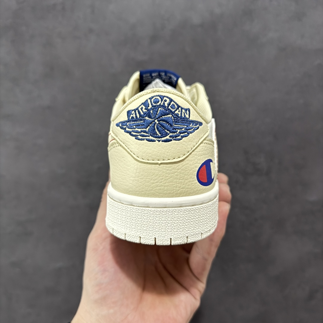 图片[4]-【定制版】Fragment x Travis Scott x 冠军 Air Jordan 1 Low 三方联名倒钩 性价比原盒出货 全新的三方联名低帮倒钩鞋面延续了黑脚趾设计，整双鞋以全荔枝皮打造，腰身搭配白色「倒勾」，再点缀上Travis Scott 标志性的Logo，后跟处以藤原浩最拿手的蓝色为主色调，完善极具Fragment Design的白蓝黑设计风格，左右脚分别以Travis Scott鬼脸和乔丹飞翼加以修饰，彰显出三方联名的奢华格调。 货号：QY1188-123 尺码：36 36.5 37.5 38 38.5 39 40 40.5 41 42 42.5 43 44 44.5 45-选品中心
