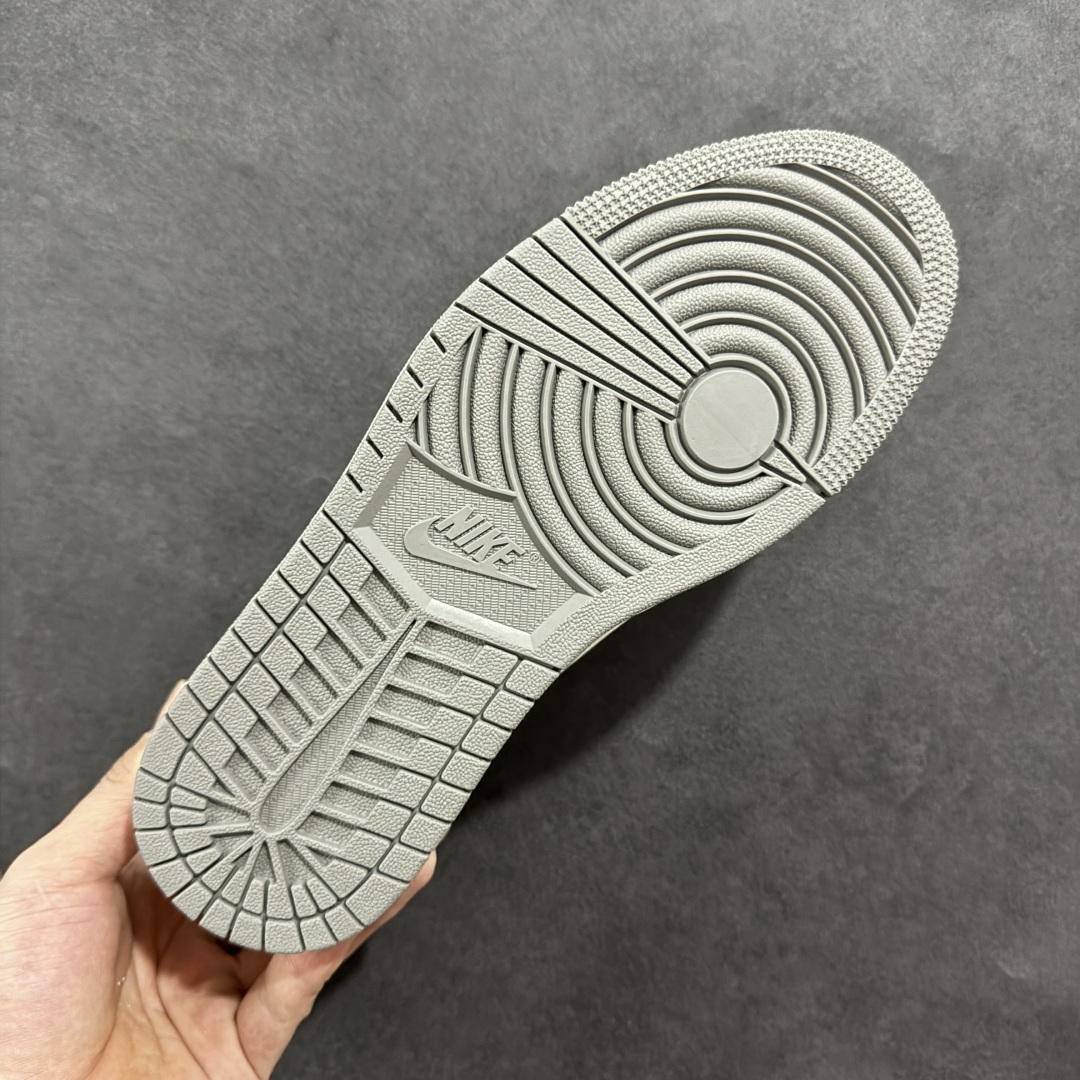 图片[9]-【定制版】Fragment x Travis Scott x 冠军 Air Jordan 1 Low 三方联名倒钩 性价比原盒出货 全新的三方联名低帮倒钩鞋面延续了黑脚趾设计，整双鞋以全荔枝皮打造，腰身搭配白色「倒勾」，再点缀上Travis Scott 标志性的Logo，后跟处以藤原浩最拿手的蓝色为主色调，完善极具Fragment Design的白蓝黑设计风格，左右脚分别以Travis Scott鬼脸和乔丹飞翼加以修饰，彰显出三方联名的奢华格调。 货号：QY1188-122 尺码：36 36.5 37.5 38 38.5 39 40 40.5 41 42 42.5 43 44 44.5 45-选品中心