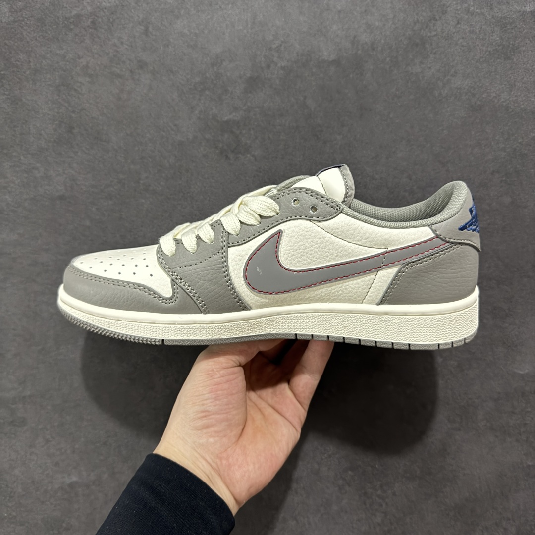 图片[2]-【定制版】Fragment x Travis Scott x 冠军 Air Jordan 1 Low 三方联名倒钩 性价比原盒出货 全新的三方联名低帮倒钩鞋面延续了黑脚趾设计，整双鞋以全荔枝皮打造，腰身搭配白色「倒勾」，再点缀上Travis Scott 标志性的Logo，后跟处以藤原浩最拿手的蓝色为主色调，完善极具Fragment Design的白蓝黑设计风格，左右脚分别以Travis Scott鬼脸和乔丹飞翼加以修饰，彰显出三方联名的奢华格调。 货号：QY1188-122 尺码：36 36.5 37.5 38 38.5 39 40 40.5 41 42 42.5 43 44 44.5 45-选品中心