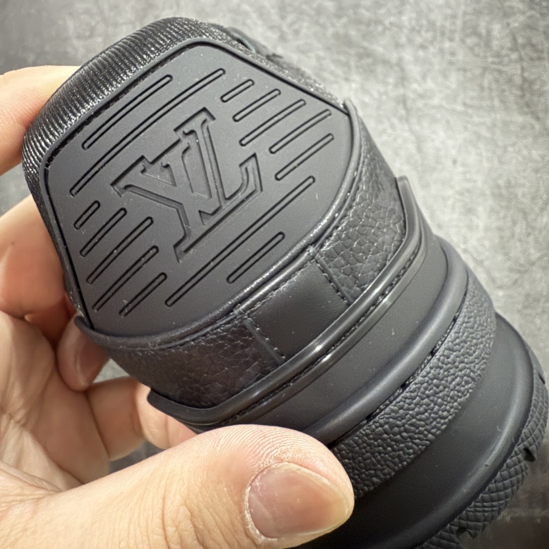 图片[2]-【佛山顶级超A版】Louis Vuitton LV Trainer系列 黑色暗花 仓库现货 当天可取 私人订单 专柜混卖零售专供 所有配色均为购买原版复刻 整体版型 皮料 市场独一无二 后跟版型都可以自行对比[机智]吊打市场所有货 怒甩十条街，欢迎拿市场各大工厂的货来对比！ 鞋舌烫金超正 压印程度秒杀市面90%以上的高端货 新配色陆续开发出货 尺码：39-45-选品中心