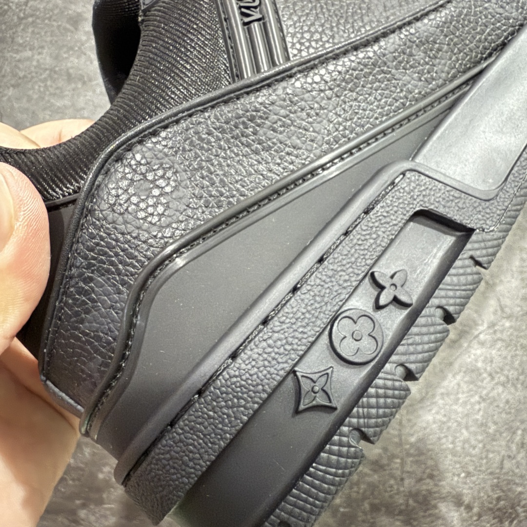 图片[3]-【佛山顶级超A版】Louis Vuitton LV Trainer系列 黑色暗花 仓库现货 当天可取 私人订单 专柜混卖零售专供 所有配色均为购买原版复刻 整体版型 皮料 市场独一无二 后跟版型都可以自行对比[机智]吊打市场所有货 怒甩十条街，欢迎拿市场各大工厂的货来对比！ 鞋舌烫金超正 压印程度秒杀市面90%以上的高端货 新配色陆续开发出货 尺码：39-45-选品中心