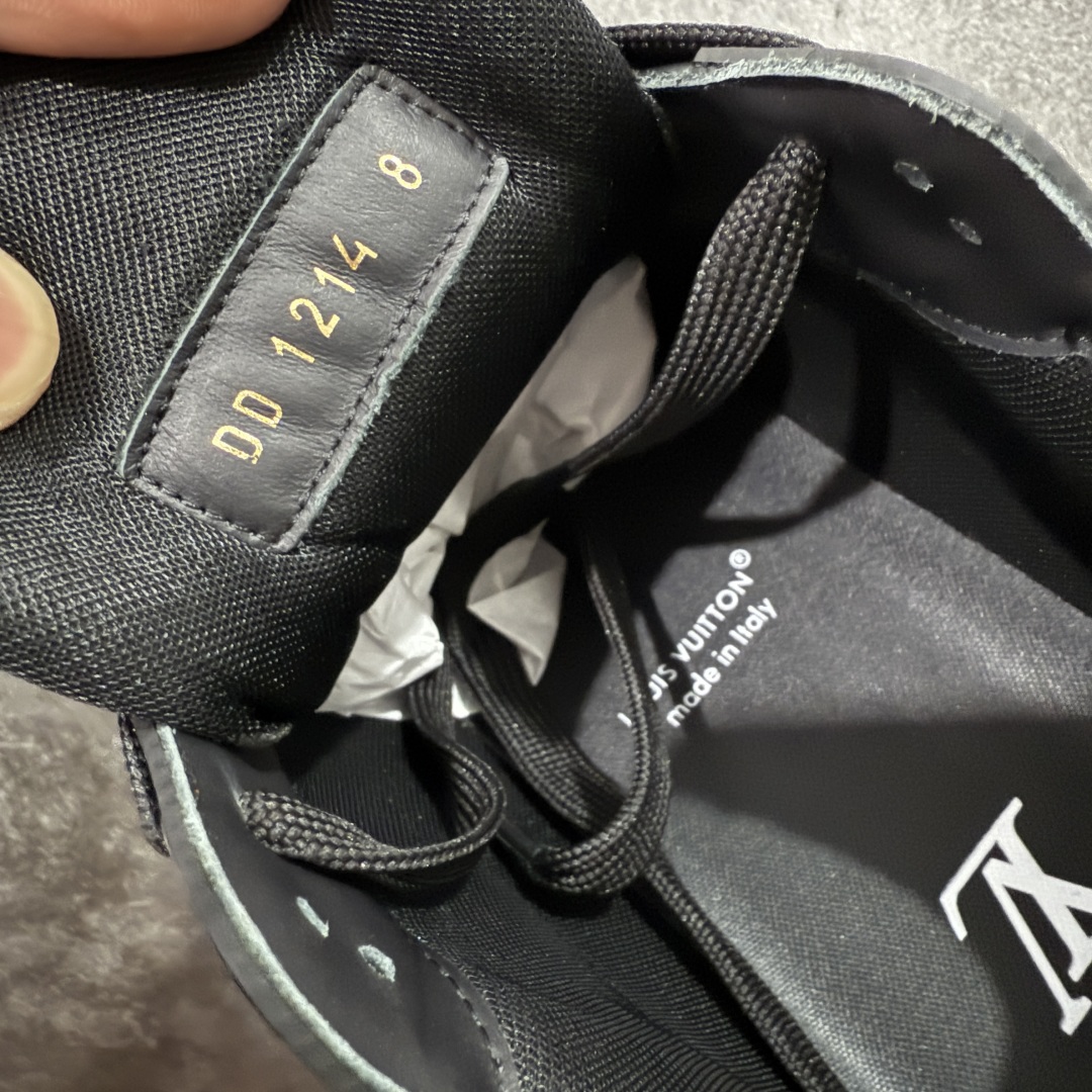 图片[8]-【佛山顶级超A版】Louis Vuitton LV Trainer系列 黑色暗花 仓库现货 当天可取 私人订单 专柜混卖零售专供 所有配色均为购买原版复刻 整体版型 皮料 市场独一无二 后跟版型都可以自行对比[机智]吊打市场所有货 怒甩十条街，欢迎拿市场各大工厂的货来对比！ 鞋舌烫金超正 压印程度秒杀市面90%以上的高端货 新配色陆续开发出货 尺码：39-45-选品中心