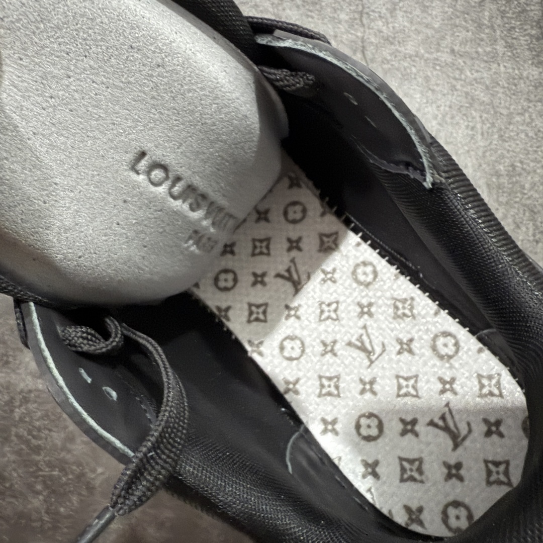 图片[9]-【佛山顶级超A版】Louis Vuitton LV Trainer系列 黑色暗花 仓库现货 当天可取 私人订单 专柜混卖零售专供 所有配色均为购买原版复刻 整体版型 皮料 市场独一无二 后跟版型都可以自行对比[机智]吊打市场所有货 怒甩十条街，欢迎拿市场各大工厂的货来对比！ 鞋舌烫金超正 压印程度秒杀市面90%以上的高端货 新配色陆续开发出货 尺码：39-45-选品中心