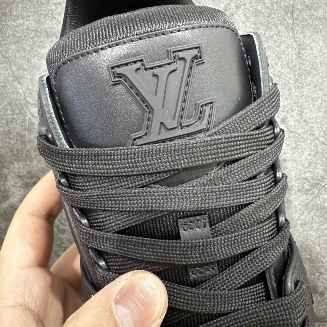 图片[7]-【佛山顶级超A版】Louis Vuitton LV Trainer系列 黑色暗花 仓库现货 当天可取 私人订单 专柜混卖零售专供 所有配色均为购买原版复刻 整体版型 皮料 市场独一无二 后跟版型都可以自行对比[机智]吊打市场所有货 怒甩十条街，欢迎拿市场各大工厂的货来对比！ 鞋舌烫金超正 压印程度秒杀市面90%以上的高端货 新配色陆续开发出货 尺码：39-45-选品中心