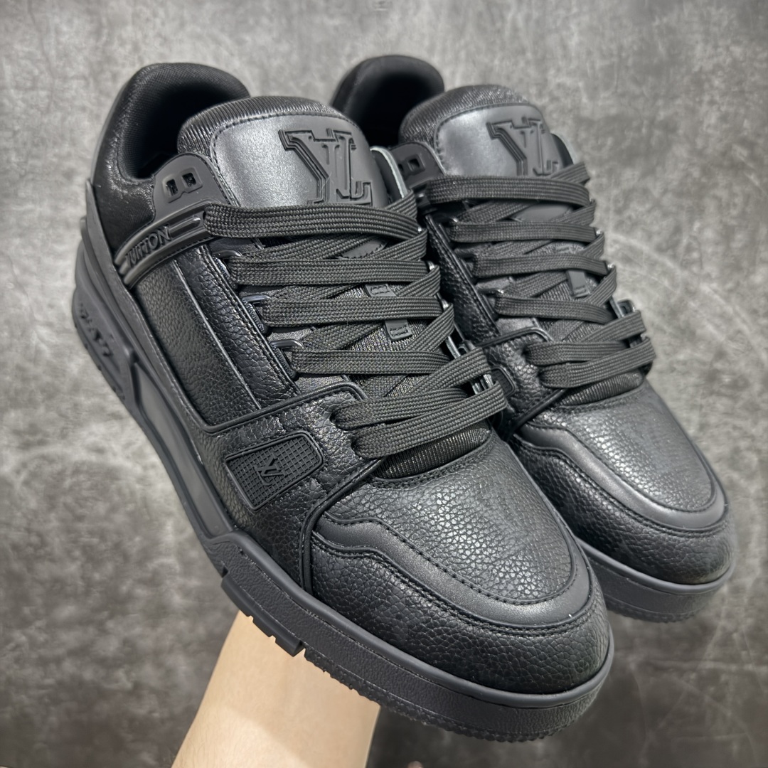 【佛山顶级超A版】Louis Vuitton LV Trainer系列 黑色暗花 仓库现货 当天可取 私人订单 专柜混卖零售专供 所有配色均为购买原版复刻 整体版型 皮料 市场独一无二 后跟版型都可以自行对比[机智]吊打市场所有货 怒甩十条街，欢迎拿市场各大工厂的货来对比！ 鞋舌烫金超正 压印程度秒杀市面90%以上的高端货 新配色陆续开发出货 尺码：39-45-选品中心
