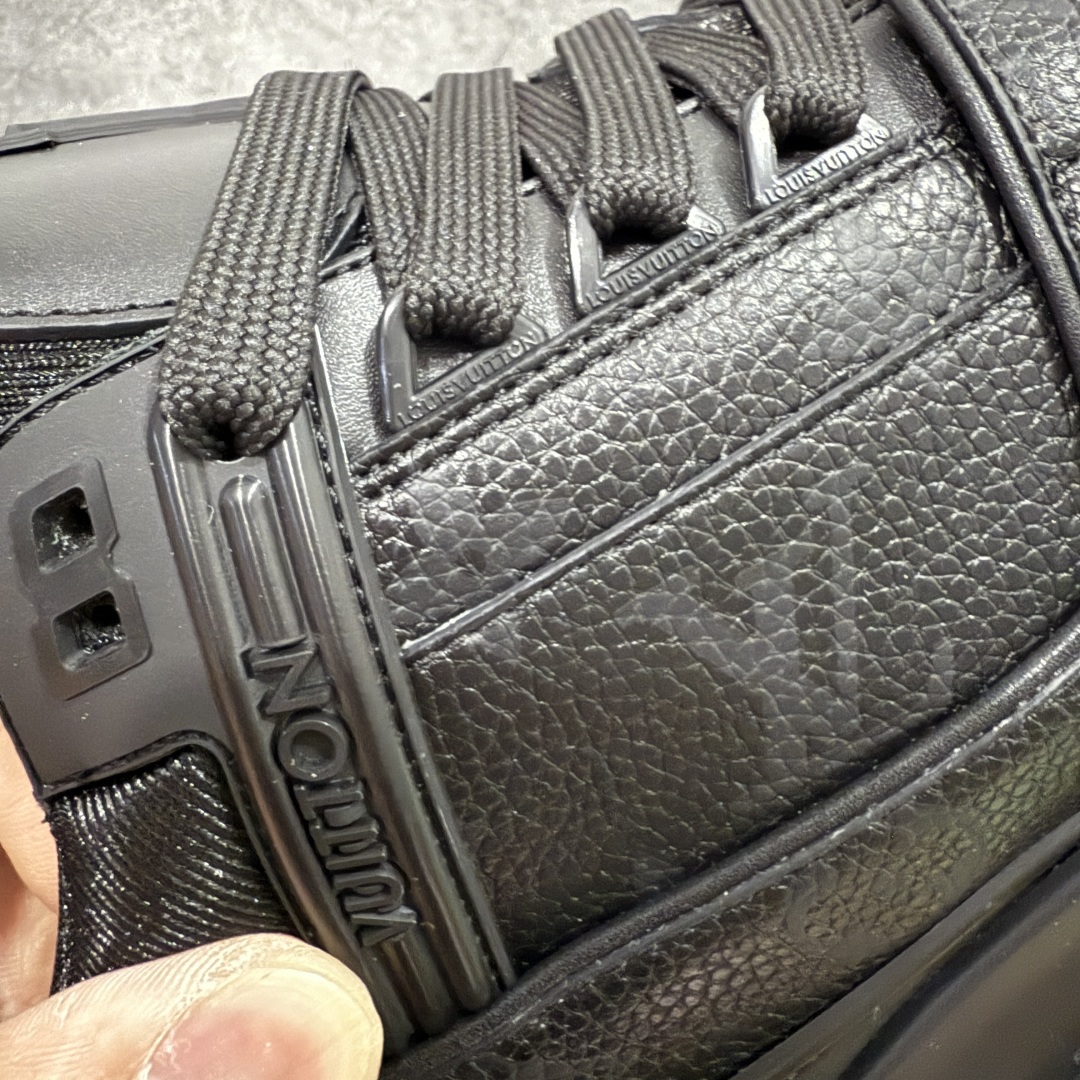图片[4]-【佛山顶级超A版】Louis Vuitton LV Trainer系列 黑色暗花 仓库现货 当天可取 私人订单 专柜混卖零售专供 所有配色均为购买原版复刻 整体版型 皮料 市场独一无二 后跟版型都可以自行对比[机智]吊打市场所有货 怒甩十条街，欢迎拿市场各大工厂的货来对比！ 鞋舌烫金超正 压印程度秒杀市面90%以上的高端货 新配色陆续开发出货 尺码：39-45-选品中心