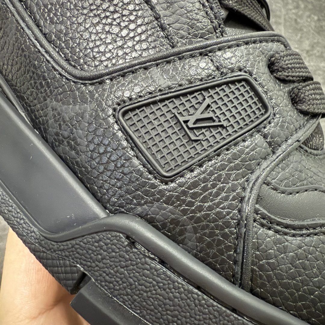 图片[5]-【佛山顶级超A版】Louis Vuitton LV Trainer系列 黑色暗花 仓库现货 当天可取 私人订单 专柜混卖零售专供 所有配色均为购买原版复刻 整体版型 皮料 市场独一无二 后跟版型都可以自行对比[机智]吊打市场所有货 怒甩十条街，欢迎拿市场各大工厂的货来对比！ 鞋舌烫金超正 压印程度秒杀市面90%以上的高端货 新配色陆续开发出货 尺码：39-45-选品中心