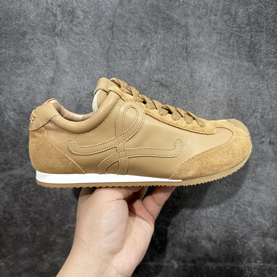 顶级版本 【LW纯原】Loewe Ballet Runner 2.0,2025新年伊始的爆款鞋 爆款的核心在于鞋头设计——在德训鞋基础上,对鞋头进行扭曲处理,形成一种不对称的 T字头,看起来有趣、圆钝可爱 通过品牌DNA碰撞,塑造不费力的时髦气场 用极简主义语法重构街头潮流,让基础款成为气质放大器 “开发周期”:3个月 原厂皮料,配以全套辅料=原汁原味 Ballet Runner 2.0,依旧是采用标志性的不对称鞋头设计 鞋款采用翻毛皮鞋面、橡胶外底、皮革衬里 配以Sacchett传统制鞋工艺,带来无与伦比的舒适度 采用全手工拉帮工艺成型 每一针每一线,都凝聚着工匠的心血与技艺 鞋面采用原厂sadesa超细腻短绒麂皮,质感高级 鞋头位置采用原厂高密度防刮尼龙面料,拥有极致的柔软效果 鞋子两侧的logo,为对版定制的小牛皮 裁剪拼接,特殊弧度,面料损耗超过了三分之二 一个logo和一个鞋面,耗费的皮料几乎是一样的 采用轻量EVA缓震组合橡胶防滑片装外底 不仅提升了鞋子的缓震性能 更增强了防滑效果 尺码:35 36 37 38 39 40 41 42 43 44 45-选品中心