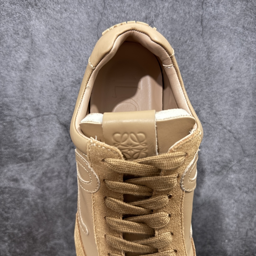 图片[8]-顶级版本 【LW纯原】Loewe Ballet Runner 2.0，2025新年伊始的爆款鞋 爆款的核心在于鞋头设计——在德训鞋基础上，对鞋头进行扭曲处理，形成一种不对称的 T字头，看起来有趣、圆钝可爱 通过品牌DNA碰撞，塑造不费力的时髦气场 用极简主义语法重构街头潮流，让基础款成为气质放大器 “开发周期”：3个月 原厂皮料，配以全套辅料=原汁原味 Ballet Runner 2.0，依旧是采用标志性的不对称鞋头设计 鞋款采用翻毛皮鞋面、橡胶外底、皮革衬里 配以Sacchett传统制鞋工艺，带来无与伦比的舒适度 采用全手工拉帮工艺成型 每一针每一线，都凝聚着工匠的心血与技艺 鞋面采用原厂sadesa超细腻短绒麂皮，质感高级 鞋头位置采用原厂高密度防刮尼龙面料，拥有极致的柔软效果 鞋子两侧的logo，为对版定制的小牛皮 裁剪拼接，特殊弧度，面料损耗超过了三分之二 一个logo和一个鞋面，耗费的皮料几乎是一样的 采用轻量EVA缓震组合橡胶防滑片装外底 不仅提升了鞋子的缓震性能 更增强了防滑效果 尺码：35 36 37 38 39 40 41 42 43 44 45-选品中心