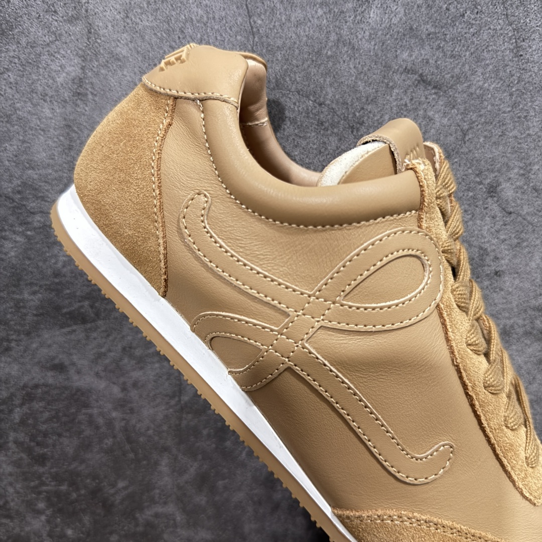 图片[7]-顶级版本 【LW纯原】Loewe Ballet Runner 2.0，2025新年伊始的爆款鞋 爆款的核心在于鞋头设计——在德训鞋基础上，对鞋头进行扭曲处理，形成一种不对称的 T字头，看起来有趣、圆钝可爱 通过品牌DNA碰撞，塑造不费力的时髦气场 用极简主义语法重构街头潮流，让基础款成为气质放大器 “开发周期”：3个月 原厂皮料，配以全套辅料=原汁原味 Ballet Runner 2.0，依旧是采用标志性的不对称鞋头设计 鞋款采用翻毛皮鞋面、橡胶外底、皮革衬里 配以Sacchett传统制鞋工艺，带来无与伦比的舒适度 采用全手工拉帮工艺成型 每一针每一线，都凝聚着工匠的心血与技艺 鞋面采用原厂sadesa超细腻短绒麂皮，质感高级 鞋头位置采用原厂高密度防刮尼龙面料，拥有极致的柔软效果 鞋子两侧的logo，为对版定制的小牛皮 裁剪拼接，特殊弧度，面料损耗超过了三分之二 一个logo和一个鞋面，耗费的皮料几乎是一样的 采用轻量EVA缓震组合橡胶防滑片装外底 不仅提升了鞋子的缓震性能 更增强了防滑效果 尺码：35 36 37 38 39 40 41 42 43 44 45-选品中心