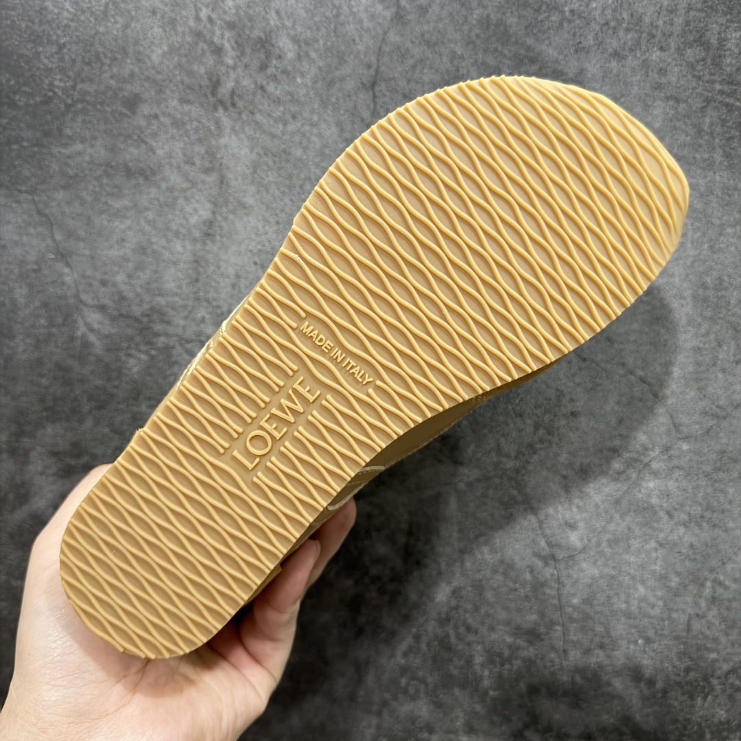 图片[9]-顶级版本 【LW纯原】Loewe Ballet Runner 2.0，2025新年伊始的爆款鞋 爆款的核心在于鞋头设计——在德训鞋基础上，对鞋头进行扭曲处理，形成一种不对称的 T字头，看起来有趣、圆钝可爱 通过品牌DNA碰撞，塑造不费力的时髦气场 用极简主义语法重构街头潮流，让基础款成为气质放大器 “开发周期”：3个月 原厂皮料，配以全套辅料=原汁原味 Ballet Runner 2.0，依旧是采用标志性的不对称鞋头设计 鞋款采用翻毛皮鞋面、橡胶外底、皮革衬里 配以Sacchett传统制鞋工艺，带来无与伦比的舒适度 采用全手工拉帮工艺成型 每一针每一线，都凝聚着工匠的心血与技艺 鞋面采用原厂sadesa超细腻短绒麂皮，质感高级 鞋头位置采用原厂高密度防刮尼龙面料，拥有极致的柔软效果 鞋子两侧的logo，为对版定制的小牛皮 裁剪拼接，特殊弧度，面料损耗超过了三分之二 一个logo和一个鞋面，耗费的皮料几乎是一样的 采用轻量EVA缓震组合橡胶防滑片装外底 不仅提升了鞋子的缓震性能 更增强了防滑效果 尺码：35 36 37 38 39 40 41 42 43 44 45-选品中心