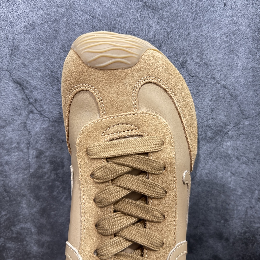 图片[5]-顶级版本 【LW纯原】Loewe Ballet Runner 2.0，2025新年伊始的爆款鞋 爆款的核心在于鞋头设计——在德训鞋基础上，对鞋头进行扭曲处理，形成一种不对称的 T字头，看起来有趣、圆钝可爱 通过品牌DNA碰撞，塑造不费力的时髦气场 用极简主义语法重构街头潮流，让基础款成为气质放大器 “开发周期”：3个月 原厂皮料，配以全套辅料=原汁原味 Ballet Runner 2.0，依旧是采用标志性的不对称鞋头设计 鞋款采用翻毛皮鞋面、橡胶外底、皮革衬里 配以Sacchett传统制鞋工艺，带来无与伦比的舒适度 采用全手工拉帮工艺成型 每一针每一线，都凝聚着工匠的心血与技艺 鞋面采用原厂sadesa超细腻短绒麂皮，质感高级 鞋头位置采用原厂高密度防刮尼龙面料，拥有极致的柔软效果 鞋子两侧的logo，为对版定制的小牛皮 裁剪拼接，特殊弧度，面料损耗超过了三分之二 一个logo和一个鞋面，耗费的皮料几乎是一样的 采用轻量EVA缓震组合橡胶防滑片装外底 不仅提升了鞋子的缓震性能 更增强了防滑效果 尺码：35 36 37 38 39 40 41 42 43 44 45-选品中心