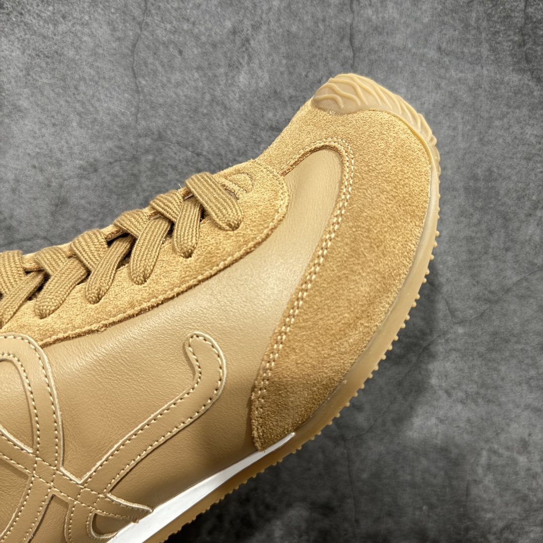 图片[6]-顶级版本 【LW纯原】Loewe Ballet Runner 2.0，2025新年伊始的爆款鞋 爆款的核心在于鞋头设计——在德训鞋基础上，对鞋头进行扭曲处理，形成一种不对称的 T字头，看起来有趣、圆钝可爱 通过品牌DNA碰撞，塑造不费力的时髦气场 用极简主义语法重构街头潮流，让基础款成为气质放大器 “开发周期”：3个月 原厂皮料，配以全套辅料=原汁原味 Ballet Runner 2.0，依旧是采用标志性的不对称鞋头设计 鞋款采用翻毛皮鞋面、橡胶外底、皮革衬里 配以Sacchett传统制鞋工艺，带来无与伦比的舒适度 采用全手工拉帮工艺成型 每一针每一线，都凝聚着工匠的心血与技艺 鞋面采用原厂sadesa超细腻短绒麂皮，质感高级 鞋头位置采用原厂高密度防刮尼龙面料，拥有极致的柔软效果 鞋子两侧的logo，为对版定制的小牛皮 裁剪拼接，特殊弧度，面料损耗超过了三分之二 一个logo和一个鞋面，耗费的皮料几乎是一样的 采用轻量EVA缓震组合橡胶防滑片装外底 不仅提升了鞋子的缓震性能 更增强了防滑效果 尺码：35 36 37 38 39 40 41 42 43 44 45-选品中心