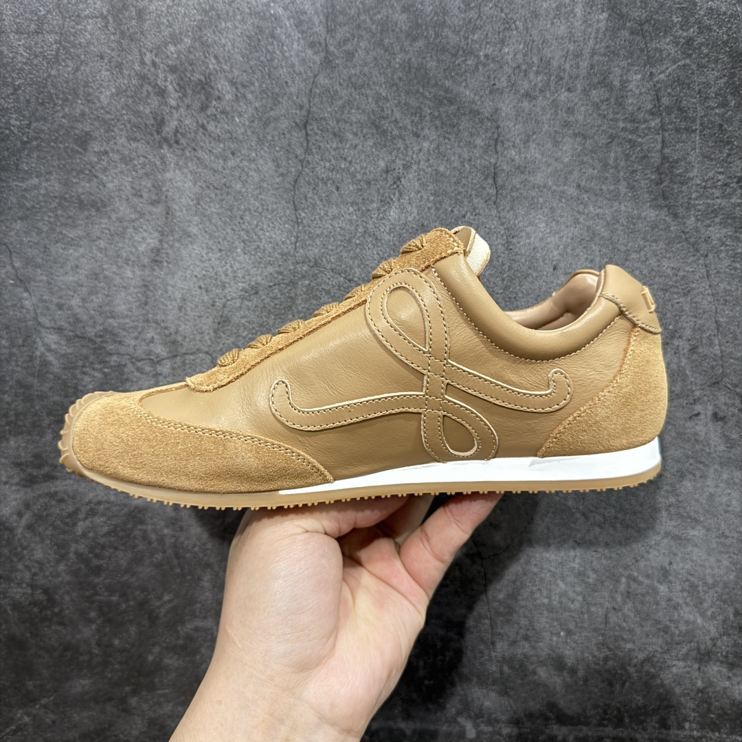 图片[2]-顶级版本 【LW纯原】Loewe Ballet Runner 2.0，2025新年伊始的爆款鞋 爆款的核心在于鞋头设计——在德训鞋基础上，对鞋头进行扭曲处理，形成一种不对称的 T字头，看起来有趣、圆钝可爱 通过品牌DNA碰撞，塑造不费力的时髦气场 用极简主义语法重构街头潮流，让基础款成为气质放大器 “开发周期”：3个月 原厂皮料，配以全套辅料=原汁原味 Ballet Runner 2.0，依旧是采用标志性的不对称鞋头设计 鞋款采用翻毛皮鞋面、橡胶外底、皮革衬里 配以Sacchett传统制鞋工艺，带来无与伦比的舒适度 采用全手工拉帮工艺成型 每一针每一线，都凝聚着工匠的心血与技艺 鞋面采用原厂sadesa超细腻短绒麂皮，质感高级 鞋头位置采用原厂高密度防刮尼龙面料，拥有极致的柔软效果 鞋子两侧的logo，为对版定制的小牛皮 裁剪拼接，特殊弧度，面料损耗超过了三分之二 一个logo和一个鞋面，耗费的皮料几乎是一样的 采用轻量EVA缓震组合橡胶防滑片装外底 不仅提升了鞋子的缓震性能 更增强了防滑效果 尺码：35 36 37 38 39 40 41 42 43 44 45-选品中心