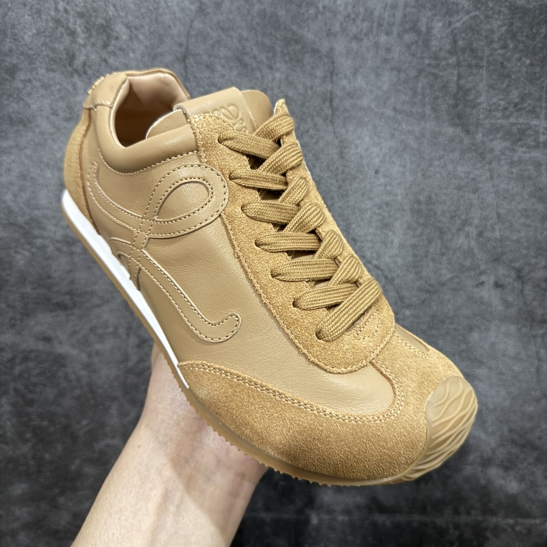 图片[3]-顶级版本 【LW纯原】Loewe Ballet Runner 2.0，2025新年伊始的爆款鞋 爆款的核心在于鞋头设计——在德训鞋基础上，对鞋头进行扭曲处理，形成一种不对称的 T字头，看起来有趣、圆钝可爱 通过品牌DNA碰撞，塑造不费力的时髦气场 用极简主义语法重构街头潮流，让基础款成为气质放大器 “开发周期”：3个月 原厂皮料，配以全套辅料=原汁原味 Ballet Runner 2.0，依旧是采用标志性的不对称鞋头设计 鞋款采用翻毛皮鞋面、橡胶外底、皮革衬里 配以Sacchett传统制鞋工艺，带来无与伦比的舒适度 采用全手工拉帮工艺成型 每一针每一线，都凝聚着工匠的心血与技艺 鞋面采用原厂sadesa超细腻短绒麂皮，质感高级 鞋头位置采用原厂高密度防刮尼龙面料，拥有极致的柔软效果 鞋子两侧的logo，为对版定制的小牛皮 裁剪拼接，特殊弧度，面料损耗超过了三分之二 一个logo和一个鞋面，耗费的皮料几乎是一样的 采用轻量EVA缓震组合橡胶防滑片装外底 不仅提升了鞋子的缓震性能 更增强了防滑效果 尺码：35 36 37 38 39 40 41 42 43 44 45-选品中心