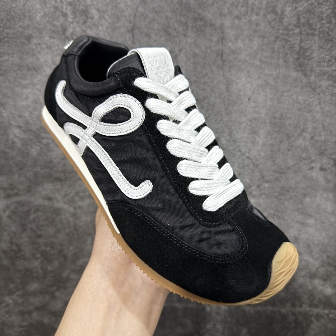 图片[3]-顶级版本 【LW纯原】Loewe Ballet Runner 2.0，2025新年伊始的爆款鞋 爆款的核心在于鞋头设计——在德训鞋基础上，对鞋头进行扭曲处理，形成一种不对称的 T字头，看起来有趣、圆钝可爱 通过品牌DNA碰撞，塑造不费力的时髦气场 用极简主义语法重构街头潮流，让基础款成为气质放大器 “开发周期”：3个月 原厂皮料，配以全套辅料=原汁原味 Ballet Runner 2.0，依旧是采用标志性的不对称鞋头设计 鞋款采用翻毛皮鞋面、橡胶外底、皮革衬里 配以Sacchett传统制鞋工艺，带来无与伦比的舒适度 采用全手工拉帮工艺成型 每一针每一线，都凝聚着工匠的心血与技艺 鞋面采用原厂sadesa超细腻短绒麂皮，质感高级 鞋头位置采用原厂高密度防刮尼龙面料，拥有极致的柔软效果 鞋子两侧的logo，为对版定制的小牛皮 裁剪拼接，特殊弧度，面料损耗超过了三分之二 一个logo和一个鞋面，耗费的皮料几乎是一样的 采用轻量EVA缓震组合橡胶防滑片装外底 不仅提升了鞋子的缓震性能 更增强了防滑效果 尺码：35 36 37 38 39 40 41 42 43 44 45-选品中心