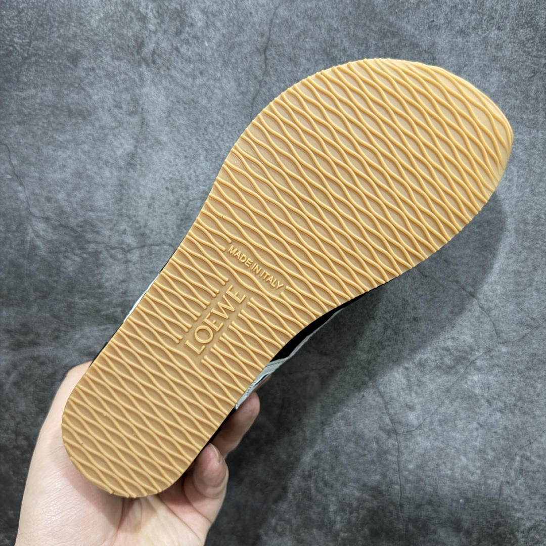 图片[9]-顶级版本 【LW纯原】Loewe Ballet Runner 2.0，2025新年伊始的爆款鞋 爆款的核心在于鞋头设计——在德训鞋基础上，对鞋头进行扭曲处理，形成一种不对称的 T字头，看起来有趣、圆钝可爱 通过品牌DNA碰撞，塑造不费力的时髦气场 用极简主义语法重构街头潮流，让基础款成为气质放大器 “开发周期”：3个月 原厂皮料，配以全套辅料=原汁原味 Ballet Runner 2.0，依旧是采用标志性的不对称鞋头设计 鞋款采用翻毛皮鞋面、橡胶外底、皮革衬里 配以Sacchett传统制鞋工艺，带来无与伦比的舒适度 采用全手工拉帮工艺成型 每一针每一线，都凝聚着工匠的心血与技艺 鞋面采用原厂sadesa超细腻短绒麂皮，质感高级 鞋头位置采用原厂高密度防刮尼龙面料，拥有极致的柔软效果 鞋子两侧的logo，为对版定制的小牛皮 裁剪拼接，特殊弧度，面料损耗超过了三分之二 一个logo和一个鞋面，耗费的皮料几乎是一样的 采用轻量EVA缓震组合橡胶防滑片装外底 不仅提升了鞋子的缓震性能 更增强了防滑效果 尺码：35 36 37 38 39 40 41 42 43 44 45-选品中心