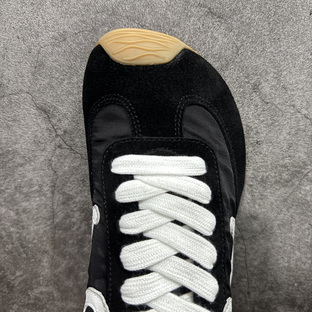 图片[5]-顶级版本 【LW纯原】Loewe Ballet Runner 2.0，2025新年伊始的爆款鞋 爆款的核心在于鞋头设计——在德训鞋基础上，对鞋头进行扭曲处理，形成一种不对称的 T字头，看起来有趣、圆钝可爱 通过品牌DNA碰撞，塑造不费力的时髦气场 用极简主义语法重构街头潮流，让基础款成为气质放大器 “开发周期”：3个月 原厂皮料，配以全套辅料=原汁原味 Ballet Runner 2.0，依旧是采用标志性的不对称鞋头设计 鞋款采用翻毛皮鞋面、橡胶外底、皮革衬里 配以Sacchett传统制鞋工艺，带来无与伦比的舒适度 采用全手工拉帮工艺成型 每一针每一线，都凝聚着工匠的心血与技艺 鞋面采用原厂sadesa超细腻短绒麂皮，质感高级 鞋头位置采用原厂高密度防刮尼龙面料，拥有极致的柔软效果 鞋子两侧的logo，为对版定制的小牛皮 裁剪拼接，特殊弧度，面料损耗超过了三分之二 一个logo和一个鞋面，耗费的皮料几乎是一样的 采用轻量EVA缓震组合橡胶防滑片装外底 不仅提升了鞋子的缓震性能 更增强了防滑效果 尺码：35 36 37 38 39 40 41 42 43 44 45-选品中心