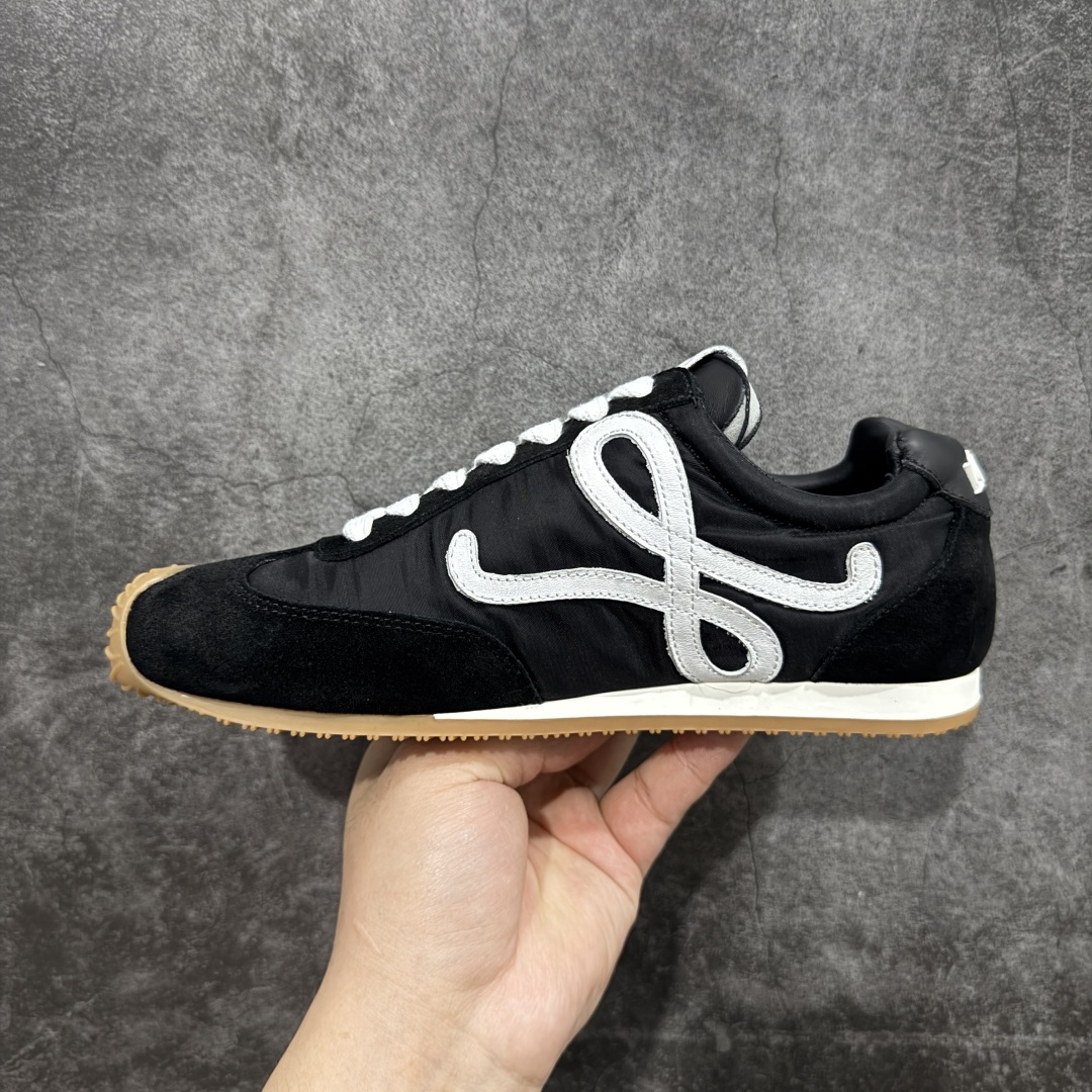 图片[2]-顶级版本 【LW纯原】Loewe Ballet Runner 2.0，2025新年伊始的爆款鞋 爆款的核心在于鞋头设计——在德训鞋基础上，对鞋头进行扭曲处理，形成一种不对称的 T字头，看起来有趣、圆钝可爱 通过品牌DNA碰撞，塑造不费力的时髦气场 用极简主义语法重构街头潮流，让基础款成为气质放大器 “开发周期”：3个月 原厂皮料，配以全套辅料=原汁原味 Ballet Runner 2.0，依旧是采用标志性的不对称鞋头设计 鞋款采用翻毛皮鞋面、橡胶外底、皮革衬里 配以Sacchett传统制鞋工艺，带来无与伦比的舒适度 采用全手工拉帮工艺成型 每一针每一线，都凝聚着工匠的心血与技艺 鞋面采用原厂sadesa超细腻短绒麂皮，质感高级 鞋头位置采用原厂高密度防刮尼龙面料，拥有极致的柔软效果 鞋子两侧的logo，为对版定制的小牛皮 裁剪拼接，特殊弧度，面料损耗超过了三分之二 一个logo和一个鞋面，耗费的皮料几乎是一样的 采用轻量EVA缓震组合橡胶防滑片装外底 不仅提升了鞋子的缓震性能 更增强了防滑效果 尺码：35 36 37 38 39 40 41 42 43 44 45-选品中心