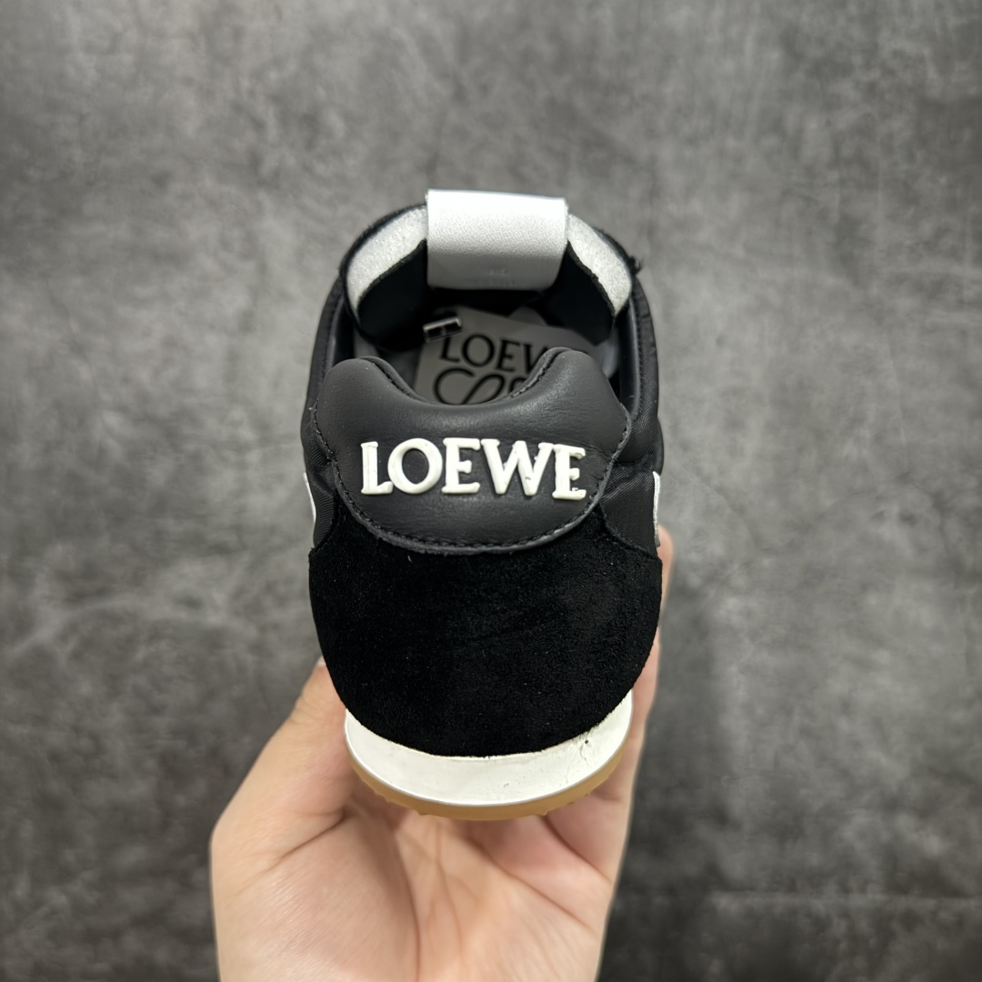 图片[4]-顶级版本 【LW纯原】Loewe Ballet Runner 2.0，2025新年伊始的爆款鞋 爆款的核心在于鞋头设计——在德训鞋基础上，对鞋头进行扭曲处理，形成一种不对称的 T字头，看起来有趣、圆钝可爱 通过品牌DNA碰撞，塑造不费力的时髦气场 用极简主义语法重构街头潮流，让基础款成为气质放大器 “开发周期”：3个月 原厂皮料，配以全套辅料=原汁原味 Ballet Runner 2.0，依旧是采用标志性的不对称鞋头设计 鞋款采用翻毛皮鞋面、橡胶外底、皮革衬里 配以Sacchett传统制鞋工艺，带来无与伦比的舒适度 采用全手工拉帮工艺成型 每一针每一线，都凝聚着工匠的心血与技艺 鞋面采用原厂sadesa超细腻短绒麂皮，质感高级 鞋头位置采用原厂高密度防刮尼龙面料，拥有极致的柔软效果 鞋子两侧的logo，为对版定制的小牛皮 裁剪拼接，特殊弧度，面料损耗超过了三分之二 一个logo和一个鞋面，耗费的皮料几乎是一样的 采用轻量EVA缓震组合橡胶防滑片装外底 不仅提升了鞋子的缓震性能 更增强了防滑效果 尺码：35 36 37 38 39 40 41 42 43 44 45-选品中心