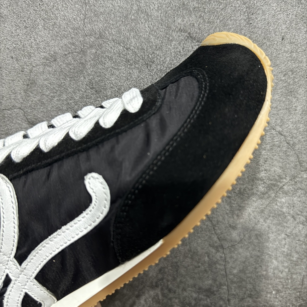 图片[6]-顶级版本 【LW纯原】Loewe Ballet Runner 2.0，2025新年伊始的爆款鞋 爆款的核心在于鞋头设计——在德训鞋基础上，对鞋头进行扭曲处理，形成一种不对称的 T字头，看起来有趣、圆钝可爱 通过品牌DNA碰撞，塑造不费力的时髦气场 用极简主义语法重构街头潮流，让基础款成为气质放大器 “开发周期”：3个月 原厂皮料，配以全套辅料=原汁原味 Ballet Runner 2.0，依旧是采用标志性的不对称鞋头设计 鞋款采用翻毛皮鞋面、橡胶外底、皮革衬里 配以Sacchett传统制鞋工艺，带来无与伦比的舒适度 采用全手工拉帮工艺成型 每一针每一线，都凝聚着工匠的心血与技艺 鞋面采用原厂sadesa超细腻短绒麂皮，质感高级 鞋头位置采用原厂高密度防刮尼龙面料，拥有极致的柔软效果 鞋子两侧的logo，为对版定制的小牛皮 裁剪拼接，特殊弧度，面料损耗超过了三分之二 一个logo和一个鞋面，耗费的皮料几乎是一样的 采用轻量EVA缓震组合橡胶防滑片装外底 不仅提升了鞋子的缓震性能 更增强了防滑效果 尺码：35 36 37 38 39 40 41 42 43 44 45-选品中心