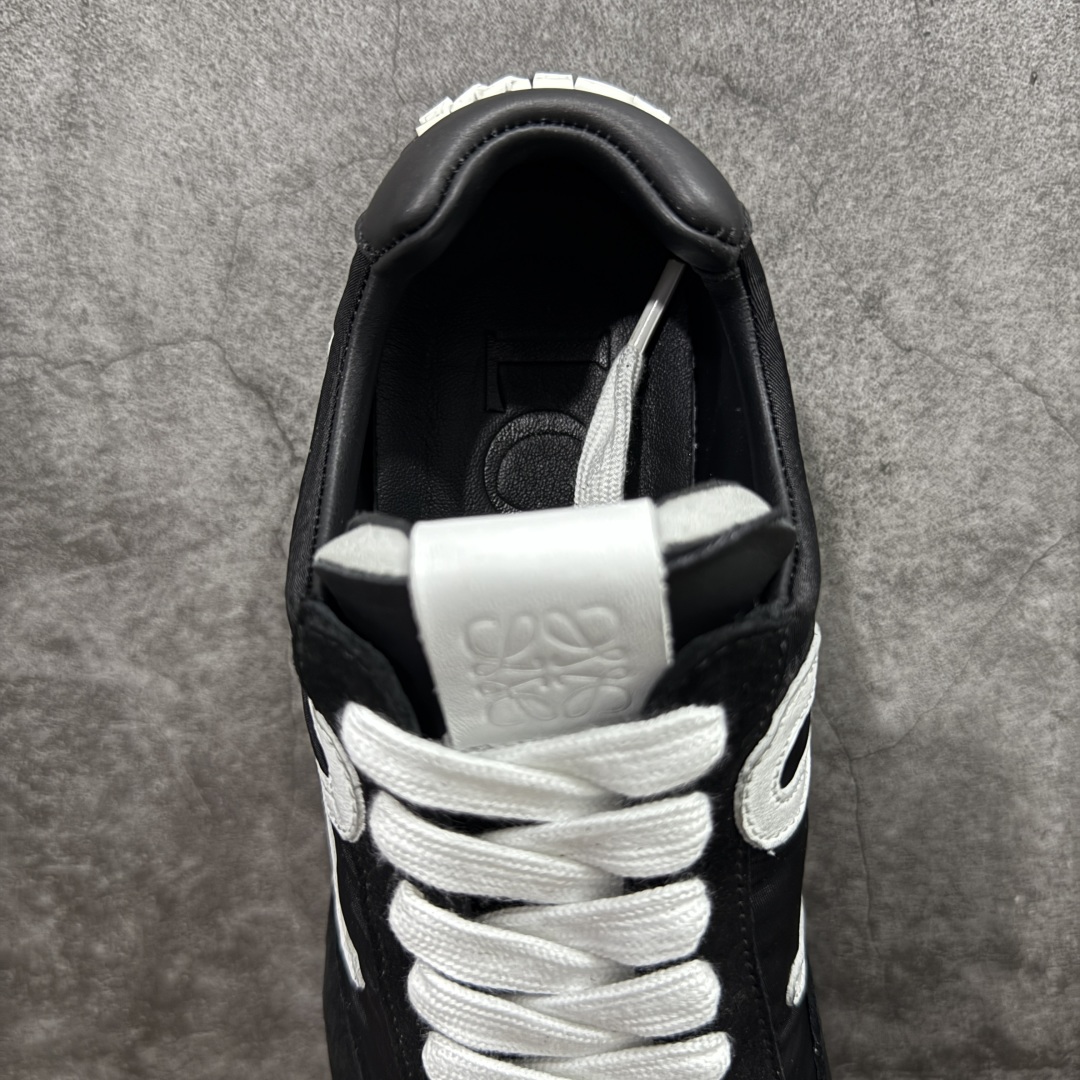 图片[8]-顶级版本 【LW纯原】Loewe Ballet Runner 2.0，2025新年伊始的爆款鞋 爆款的核心在于鞋头设计——在德训鞋基础上，对鞋头进行扭曲处理，形成一种不对称的 T字头，看起来有趣、圆钝可爱 通过品牌DNA碰撞，塑造不费力的时髦气场 用极简主义语法重构街头潮流，让基础款成为气质放大器 “开发周期”：3个月 原厂皮料，配以全套辅料=原汁原味 Ballet Runner 2.0，依旧是采用标志性的不对称鞋头设计 鞋款采用翻毛皮鞋面、橡胶外底、皮革衬里 配以Sacchett传统制鞋工艺，带来无与伦比的舒适度 采用全手工拉帮工艺成型 每一针每一线，都凝聚着工匠的心血与技艺 鞋面采用原厂sadesa超细腻短绒麂皮，质感高级 鞋头位置采用原厂高密度防刮尼龙面料，拥有极致的柔软效果 鞋子两侧的logo，为对版定制的小牛皮 裁剪拼接，特殊弧度，面料损耗超过了三分之二 一个logo和一个鞋面，耗费的皮料几乎是一样的 采用轻量EVA缓震组合橡胶防滑片装外底 不仅提升了鞋子的缓震性能 更增强了防滑效果 尺码：35 36 37 38 39 40 41 42 43 44 45-选品中心