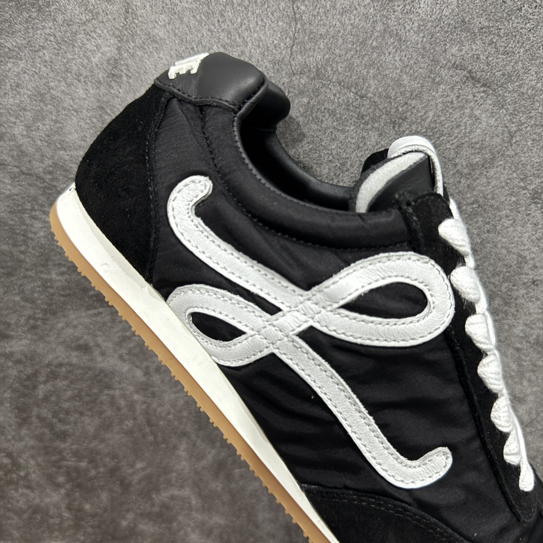 图片[7]-顶级版本 【LW纯原】Loewe Ballet Runner 2.0，2025新年伊始的爆款鞋 爆款的核心在于鞋头设计——在德训鞋基础上，对鞋头进行扭曲处理，形成一种不对称的 T字头，看起来有趣、圆钝可爱 通过品牌DNA碰撞，塑造不费力的时髦气场 用极简主义语法重构街头潮流，让基础款成为气质放大器 “开发周期”：3个月 原厂皮料，配以全套辅料=原汁原味 Ballet Runner 2.0，依旧是采用标志性的不对称鞋头设计 鞋款采用翻毛皮鞋面、橡胶外底、皮革衬里 配以Sacchett传统制鞋工艺，带来无与伦比的舒适度 采用全手工拉帮工艺成型 每一针每一线，都凝聚着工匠的心血与技艺 鞋面采用原厂sadesa超细腻短绒麂皮，质感高级 鞋头位置采用原厂高密度防刮尼龙面料，拥有极致的柔软效果 鞋子两侧的logo，为对版定制的小牛皮 裁剪拼接，特殊弧度，面料损耗超过了三分之二 一个logo和一个鞋面，耗费的皮料几乎是一样的 采用轻量EVA缓震组合橡胶防滑片装外底 不仅提升了鞋子的缓震性能 更增强了防滑效果 尺码：35 36 37 38 39 40 41 42 43 44 45-选品中心