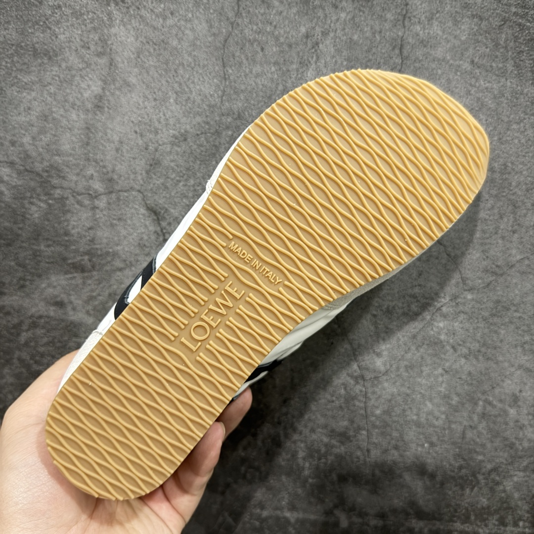 图片[9]-顶级版本 【LW纯原】Loewe Ballet Runner 2.0，2025新年伊始的爆款鞋 爆款的核心在于鞋头设计——在德训鞋基础上，对鞋头进行扭曲处理，形成一种不对称的 T字头，看起来有趣、圆钝可爱 通过品牌DNA碰撞，塑造不费力的时髦气场 用极简主义语法重构街头潮流，让基础款成为气质放大器 “开发周期”：3个月 原厂皮料，配以全套辅料=原汁原味 Ballet Runner 2.0，依旧是采用标志性的不对称鞋头设计 鞋款采用翻毛皮鞋面、橡胶外底、皮革衬里 配以Sacchett传统制鞋工艺，带来无与伦比的舒适度 采用全手工拉帮工艺成型 每一针每一线，都凝聚着工匠的心血与技艺 鞋面采用原厂sadesa超细腻短绒麂皮，质感高级 鞋头位置采用原厂高密度防刮尼龙面料，拥有极致的柔软效果 鞋子两侧的logo，为对版定制的小牛皮 裁剪拼接，特殊弧度，面料损耗超过了三分之二 一个logo和一个鞋面，耗费的皮料几乎是一样的 采用轻量EVA缓震组合橡胶防滑片装外底 不仅提升了鞋子的缓震性能 更增强了防滑效果 尺码：35 36 37 38 39 40 41 42 43 44 45-选品中心