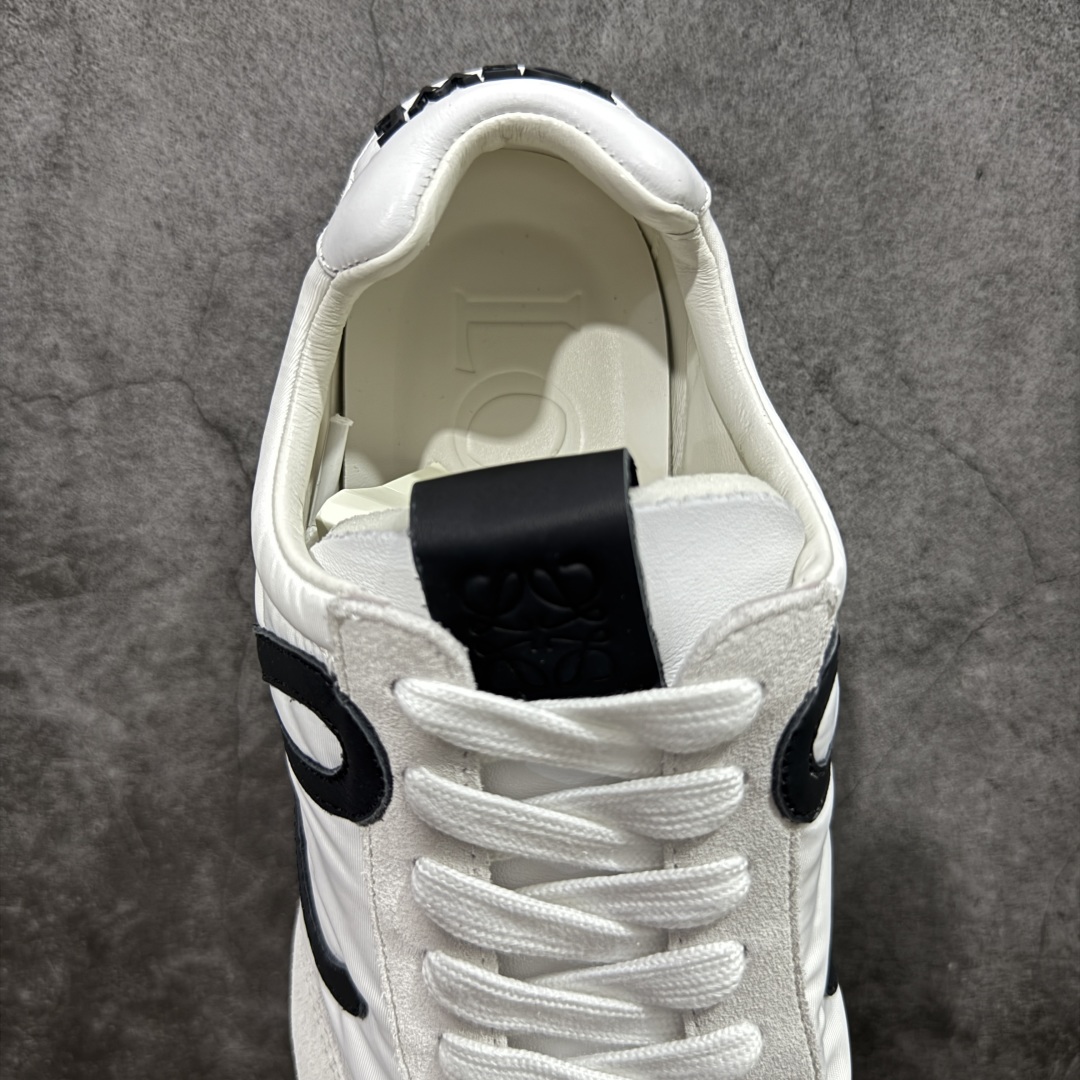 图片[8]-顶级版本 【LW纯原】Loewe Ballet Runner 2.0，2025新年伊始的爆款鞋 爆款的核心在于鞋头设计——在德训鞋基础上，对鞋头进行扭曲处理，形成一种不对称的 T字头，看起来有趣、圆钝可爱 通过品牌DNA碰撞，塑造不费力的时髦气场 用极简主义语法重构街头潮流，让基础款成为气质放大器 “开发周期”：3个月 原厂皮料，配以全套辅料=原汁原味 Ballet Runner 2.0，依旧是采用标志性的不对称鞋头设计 鞋款采用翻毛皮鞋面、橡胶外底、皮革衬里 配以Sacchett传统制鞋工艺，带来无与伦比的舒适度 采用全手工拉帮工艺成型 每一针每一线，都凝聚着工匠的心血与技艺 鞋面采用原厂sadesa超细腻短绒麂皮，质感高级 鞋头位置采用原厂高密度防刮尼龙面料，拥有极致的柔软效果 鞋子两侧的logo，为对版定制的小牛皮 裁剪拼接，特殊弧度，面料损耗超过了三分之二 一个logo和一个鞋面，耗费的皮料几乎是一样的 采用轻量EVA缓震组合橡胶防滑片装外底 不仅提升了鞋子的缓震性能 更增强了防滑效果 尺码：35 36 37 38 39 40 41 42 43 44 45-选品中心