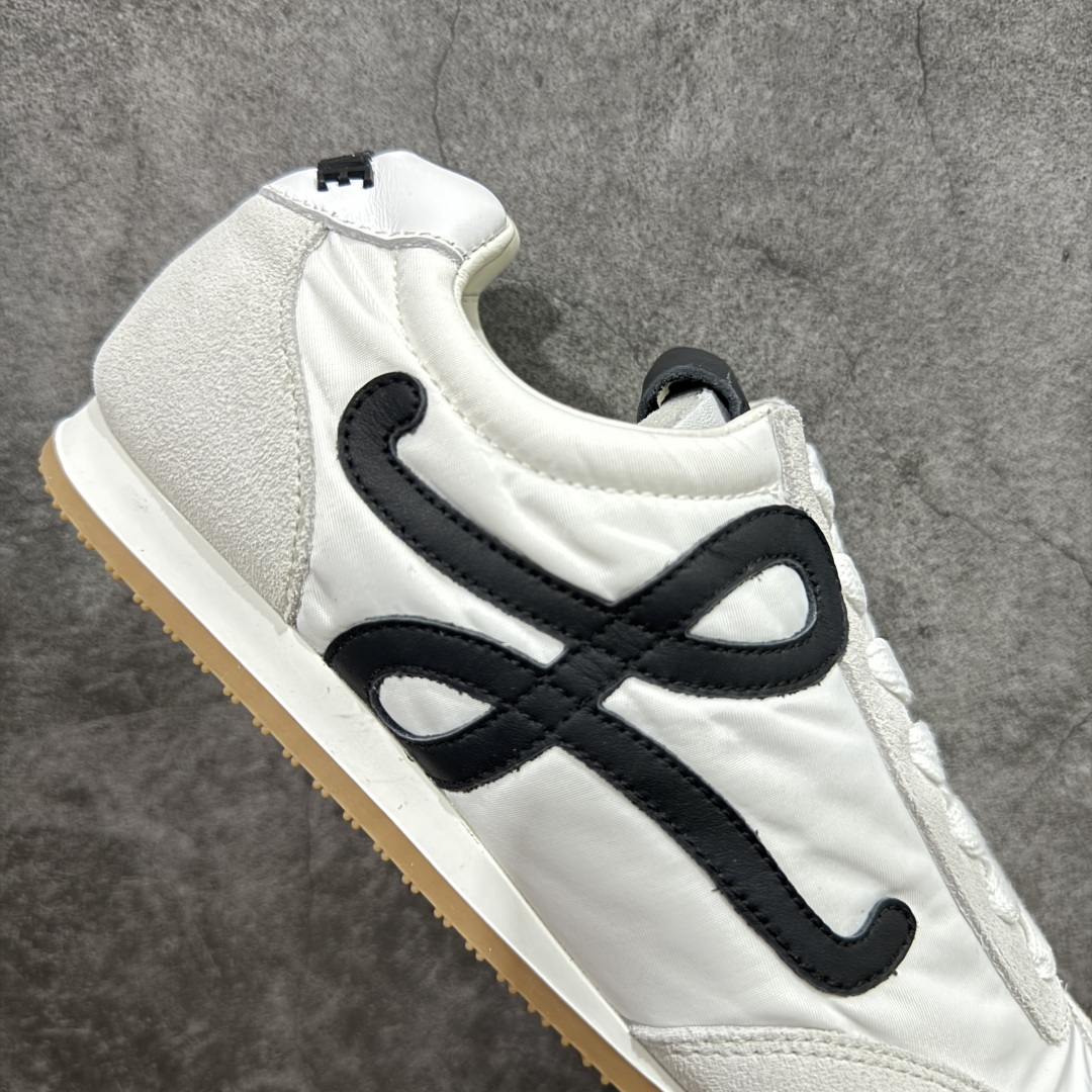 图片[7]-顶级版本 【LW纯原】Loewe Ballet Runner 2.0，2025新年伊始的爆款鞋 爆款的核心在于鞋头设计——在德训鞋基础上，对鞋头进行扭曲处理，形成一种不对称的 T字头，看起来有趣、圆钝可爱 通过品牌DNA碰撞，塑造不费力的时髦气场 用极简主义语法重构街头潮流，让基础款成为气质放大器 “开发周期”：3个月 原厂皮料，配以全套辅料=原汁原味 Ballet Runner 2.0，依旧是采用标志性的不对称鞋头设计 鞋款采用翻毛皮鞋面、橡胶外底、皮革衬里 配以Sacchett传统制鞋工艺，带来无与伦比的舒适度 采用全手工拉帮工艺成型 每一针每一线，都凝聚着工匠的心血与技艺 鞋面采用原厂sadesa超细腻短绒麂皮，质感高级 鞋头位置采用原厂高密度防刮尼龙面料，拥有极致的柔软效果 鞋子两侧的logo，为对版定制的小牛皮 裁剪拼接，特殊弧度，面料损耗超过了三分之二 一个logo和一个鞋面，耗费的皮料几乎是一样的 采用轻量EVA缓震组合橡胶防滑片装外底 不仅提升了鞋子的缓震性能 更增强了防滑效果 尺码：35 36 37 38 39 40 41 42 43 44 45-选品中心