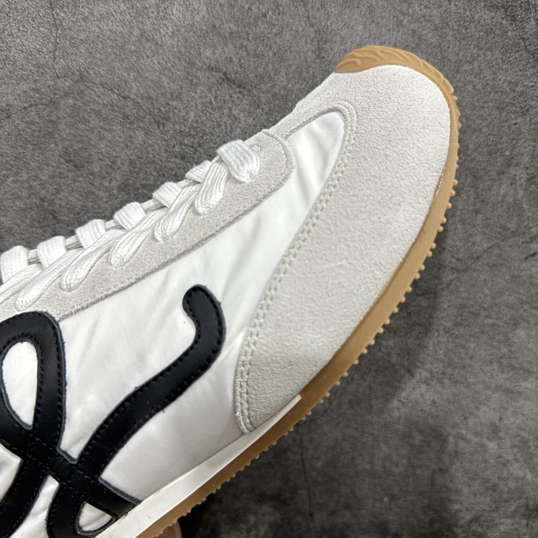 图片[6]-顶级版本 【LW纯原】Loewe Ballet Runner 2.0，2025新年伊始的爆款鞋 爆款的核心在于鞋头设计——在德训鞋基础上，对鞋头进行扭曲处理，形成一种不对称的 T字头，看起来有趣、圆钝可爱 通过品牌DNA碰撞，塑造不费力的时髦气场 用极简主义语法重构街头潮流，让基础款成为气质放大器 “开发周期”：3个月 原厂皮料，配以全套辅料=原汁原味 Ballet Runner 2.0，依旧是采用标志性的不对称鞋头设计 鞋款采用翻毛皮鞋面、橡胶外底、皮革衬里 配以Sacchett传统制鞋工艺，带来无与伦比的舒适度 采用全手工拉帮工艺成型 每一针每一线，都凝聚着工匠的心血与技艺 鞋面采用原厂sadesa超细腻短绒麂皮，质感高级 鞋头位置采用原厂高密度防刮尼龙面料，拥有极致的柔软效果 鞋子两侧的logo，为对版定制的小牛皮 裁剪拼接，特殊弧度，面料损耗超过了三分之二 一个logo和一个鞋面，耗费的皮料几乎是一样的 采用轻量EVA缓震组合橡胶防滑片装外底 不仅提升了鞋子的缓震性能 更增强了防滑效果 尺码：35 36 37 38 39 40 41 42 43 44 45-选品中心