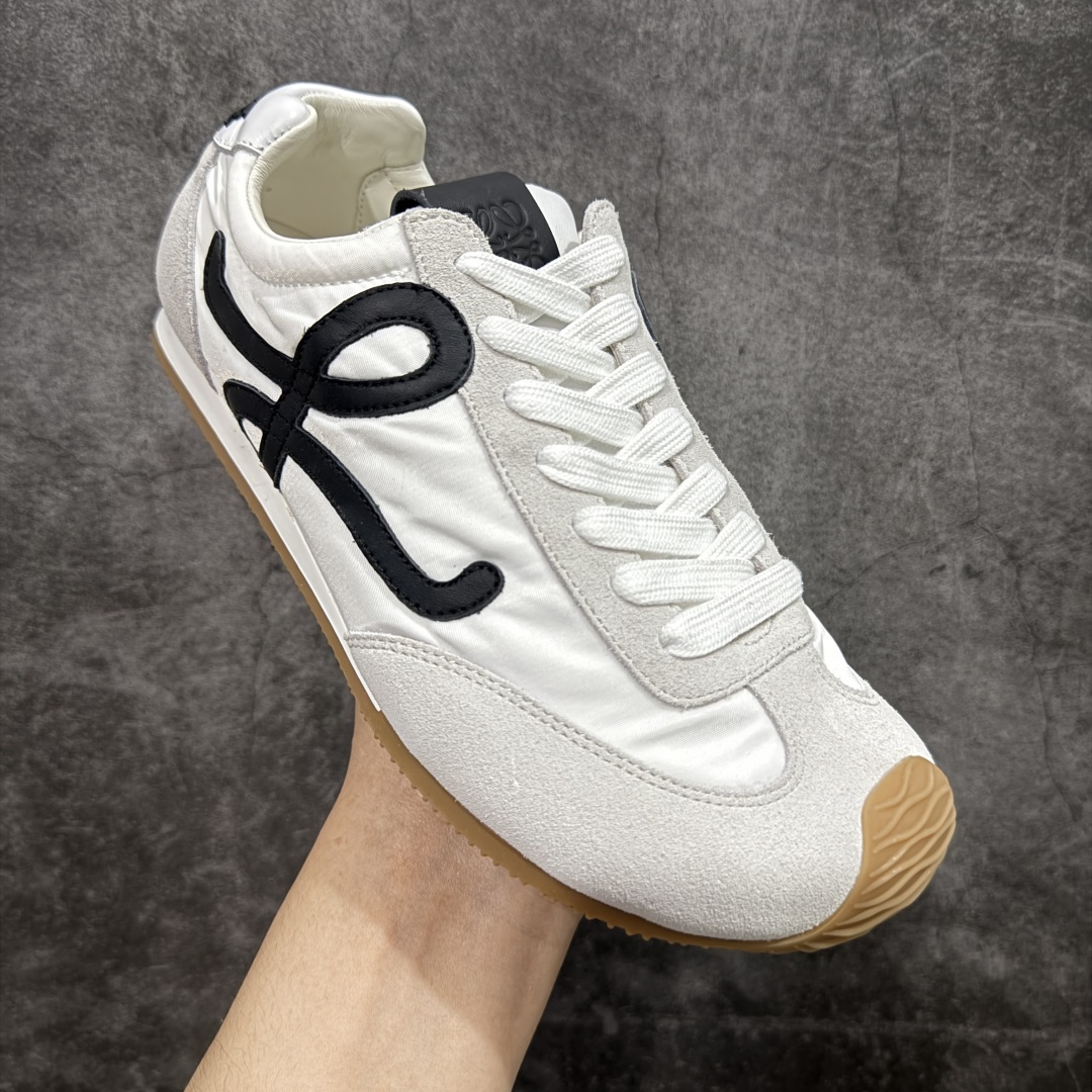 图片[3]-顶级版本 【LW纯原】Loewe Ballet Runner 2.0，2025新年伊始的爆款鞋 爆款的核心在于鞋头设计——在德训鞋基础上，对鞋头进行扭曲处理，形成一种不对称的 T字头，看起来有趣、圆钝可爱 通过品牌DNA碰撞，塑造不费力的时髦气场 用极简主义语法重构街头潮流，让基础款成为气质放大器 “开发周期”：3个月 原厂皮料，配以全套辅料=原汁原味 Ballet Runner 2.0，依旧是采用标志性的不对称鞋头设计 鞋款采用翻毛皮鞋面、橡胶外底、皮革衬里 配以Sacchett传统制鞋工艺，带来无与伦比的舒适度 采用全手工拉帮工艺成型 每一针每一线，都凝聚着工匠的心血与技艺 鞋面采用原厂sadesa超细腻短绒麂皮，质感高级 鞋头位置采用原厂高密度防刮尼龙面料，拥有极致的柔软效果 鞋子两侧的logo，为对版定制的小牛皮 裁剪拼接，特殊弧度，面料损耗超过了三分之二 一个logo和一个鞋面，耗费的皮料几乎是一样的 采用轻量EVA缓震组合橡胶防滑片装外底 不仅提升了鞋子的缓震性能 更增强了防滑效果 尺码：35 36 37 38 39 40 41 42 43 44 45-选品中心