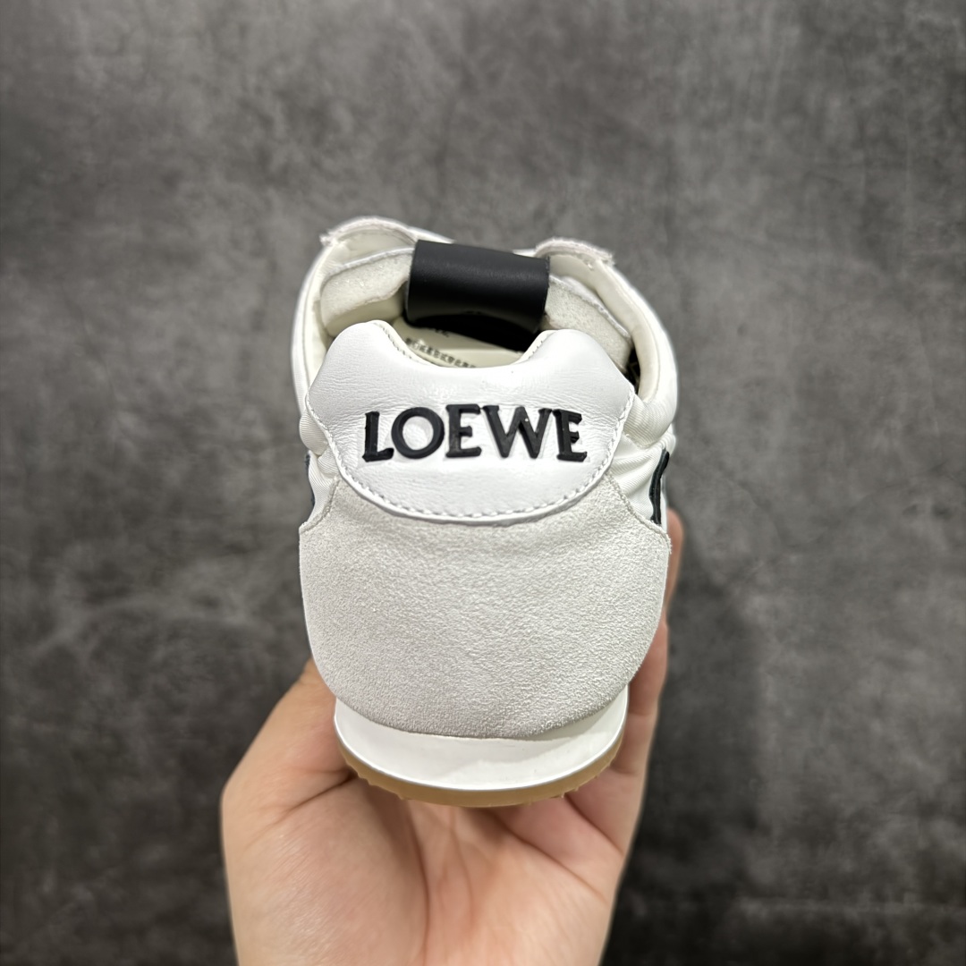 图片[4]-顶级版本 【LW纯原】Loewe Ballet Runner 2.0，2025新年伊始的爆款鞋 爆款的核心在于鞋头设计——在德训鞋基础上，对鞋头进行扭曲处理，形成一种不对称的 T字头，看起来有趣、圆钝可爱 通过品牌DNA碰撞，塑造不费力的时髦气场 用极简主义语法重构街头潮流，让基础款成为气质放大器 “开发周期”：3个月 原厂皮料，配以全套辅料=原汁原味 Ballet Runner 2.0，依旧是采用标志性的不对称鞋头设计 鞋款采用翻毛皮鞋面、橡胶外底、皮革衬里 配以Sacchett传统制鞋工艺，带来无与伦比的舒适度 采用全手工拉帮工艺成型 每一针每一线，都凝聚着工匠的心血与技艺 鞋面采用原厂sadesa超细腻短绒麂皮，质感高级 鞋头位置采用原厂高密度防刮尼龙面料，拥有极致的柔软效果 鞋子两侧的logo，为对版定制的小牛皮 裁剪拼接，特殊弧度，面料损耗超过了三分之二 一个logo和一个鞋面，耗费的皮料几乎是一样的 采用轻量EVA缓震组合橡胶防滑片装外底 不仅提升了鞋子的缓震性能 更增强了防滑效果 尺码：35 36 37 38 39 40 41 42 43 44 45-选品中心