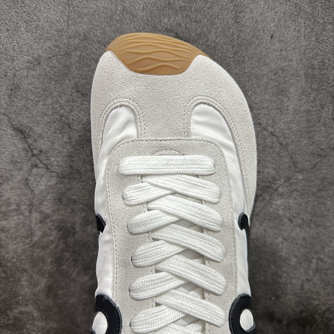 图片[5]-顶级版本 【LW纯原】Loewe Ballet Runner 2.0，2025新年伊始的爆款鞋 爆款的核心在于鞋头设计——在德训鞋基础上，对鞋头进行扭曲处理，形成一种不对称的 T字头，看起来有趣、圆钝可爱 通过品牌DNA碰撞，塑造不费力的时髦气场 用极简主义语法重构街头潮流，让基础款成为气质放大器 “开发周期”：3个月 原厂皮料，配以全套辅料=原汁原味 Ballet Runner 2.0，依旧是采用标志性的不对称鞋头设计 鞋款采用翻毛皮鞋面、橡胶外底、皮革衬里 配以Sacchett传统制鞋工艺，带来无与伦比的舒适度 采用全手工拉帮工艺成型 每一针每一线，都凝聚着工匠的心血与技艺 鞋面采用原厂sadesa超细腻短绒麂皮，质感高级 鞋头位置采用原厂高密度防刮尼龙面料，拥有极致的柔软效果 鞋子两侧的logo，为对版定制的小牛皮 裁剪拼接，特殊弧度，面料损耗超过了三分之二 一个logo和一个鞋面，耗费的皮料几乎是一样的 采用轻量EVA缓震组合橡胶防滑片装外底 不仅提升了鞋子的缓震性能 更增强了防滑效果 尺码：35 36 37 38 39 40 41 42 43 44 45-选品中心