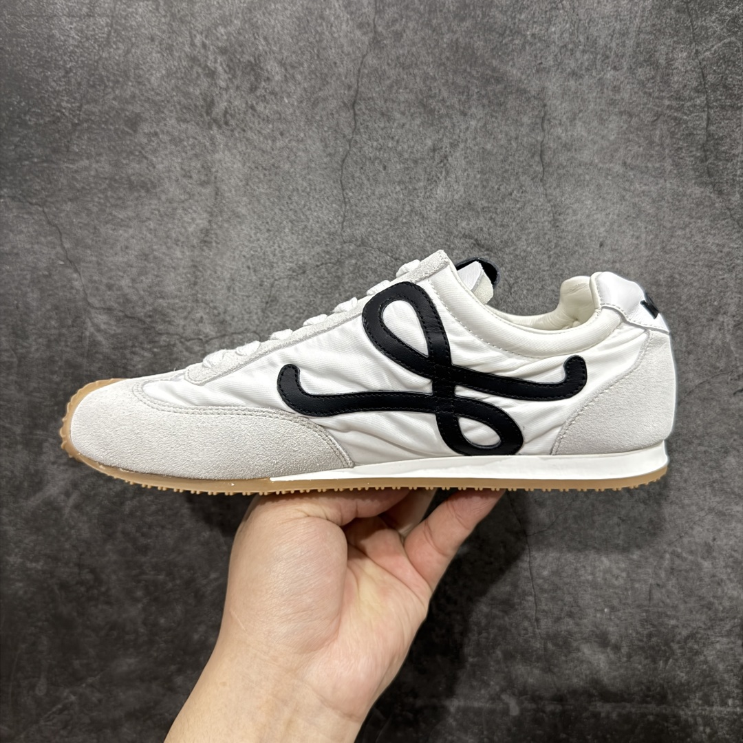 图片[2]-顶级版本 【LW纯原】Loewe Ballet Runner 2.0，2025新年伊始的爆款鞋 爆款的核心在于鞋头设计——在德训鞋基础上，对鞋头进行扭曲处理，形成一种不对称的 T字头，看起来有趣、圆钝可爱 通过品牌DNA碰撞，塑造不费力的时髦气场 用极简主义语法重构街头潮流，让基础款成为气质放大器 “开发周期”：3个月 原厂皮料，配以全套辅料=原汁原味 Ballet Runner 2.0，依旧是采用标志性的不对称鞋头设计 鞋款采用翻毛皮鞋面、橡胶外底、皮革衬里 配以Sacchett传统制鞋工艺，带来无与伦比的舒适度 采用全手工拉帮工艺成型 每一针每一线，都凝聚着工匠的心血与技艺 鞋面采用原厂sadesa超细腻短绒麂皮，质感高级 鞋头位置采用原厂高密度防刮尼龙面料，拥有极致的柔软效果 鞋子两侧的logo，为对版定制的小牛皮 裁剪拼接，特殊弧度，面料损耗超过了三分之二 一个logo和一个鞋面，耗费的皮料几乎是一样的 采用轻量EVA缓震组合橡胶防滑片装外底 不仅提升了鞋子的缓震性能 更增强了防滑效果 尺码：35 36 37 38 39 40 41 42 43 44 45-选品中心