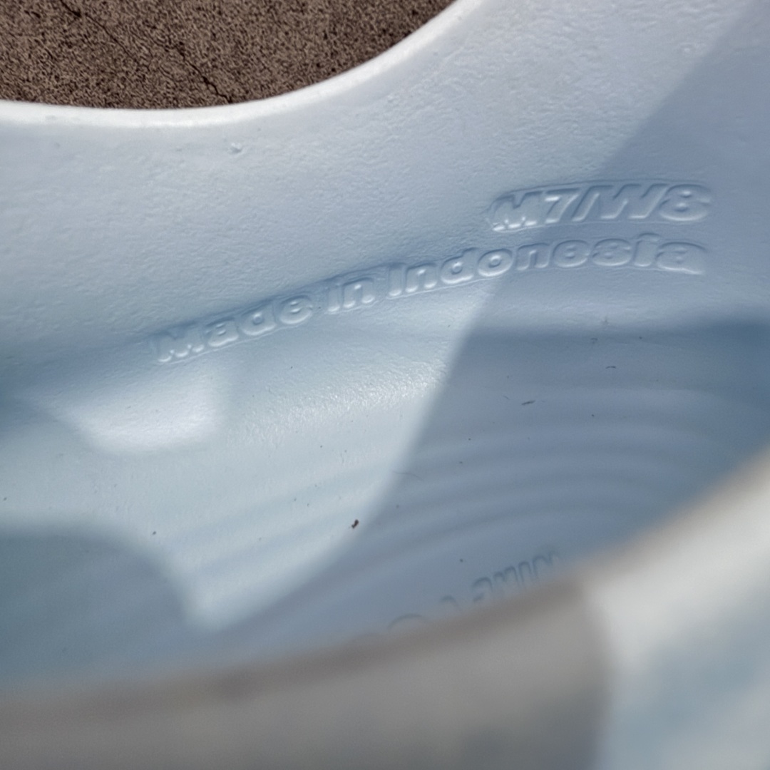 图片[4]-【纯原版】NK Reactx Rejuven 8 新款夏季沙滩凉鞋拖鞋洞洞鞋 HV5060-103 正确组合底 超高清洁度 完美版型 区别市面通货 采用质感柔软且出众回弹的 ReactX泡绵，发泡组合大底 脚感十分舒适，缔造非凡舒适的日常穿着体验，助你保持活力。  尺码：36 36.5 37.5 38 38.5 39 40 40.5 41 42 42.5 43 44 44.5 45-选品中心