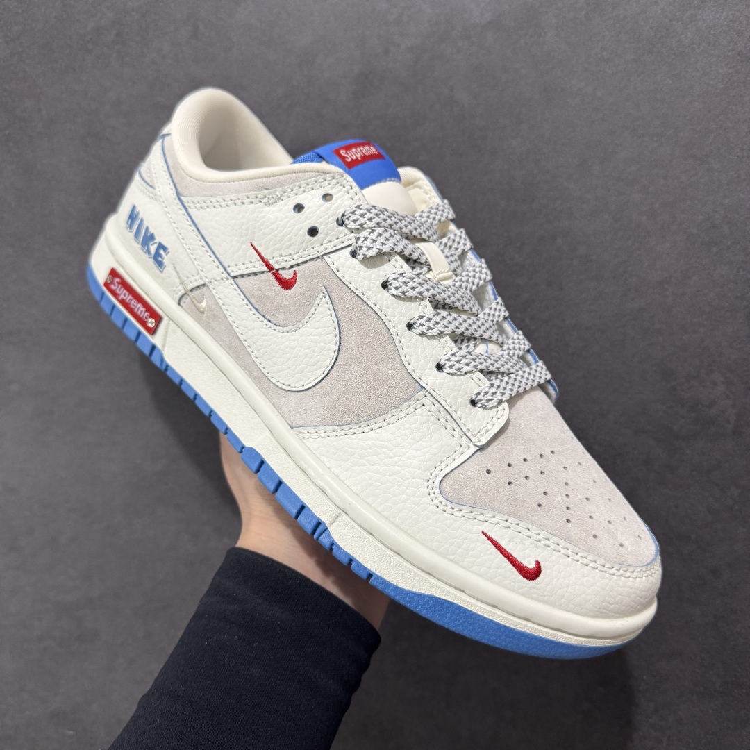  
【定制版】Nike SB Dunk Low 联名三勾 奶白蓝底配色 周年高端定制 低帮休闲板鞋 SC