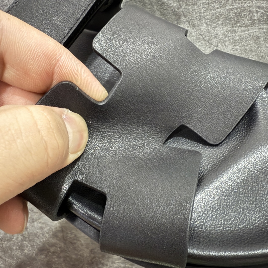 图片[6]-【渠道礼盒版】𝐇𝐞𝐫𝐦𝐞𝐬 Chypre经典情侣款👫 爱马仕 牛皮光面二舅魔术贴爆款💢拖鞋 顶级代购品质✔️独家原版定制🎫 精致的油边工艺%脚感舒适越穿越好看！ 原版高级牛皮材质+tpu大底 日常通勤逛街都非常适合 舒适柔软度爆赞 尺码35-45 专柜包装.带原装Vip顶级礼盒-选品中心