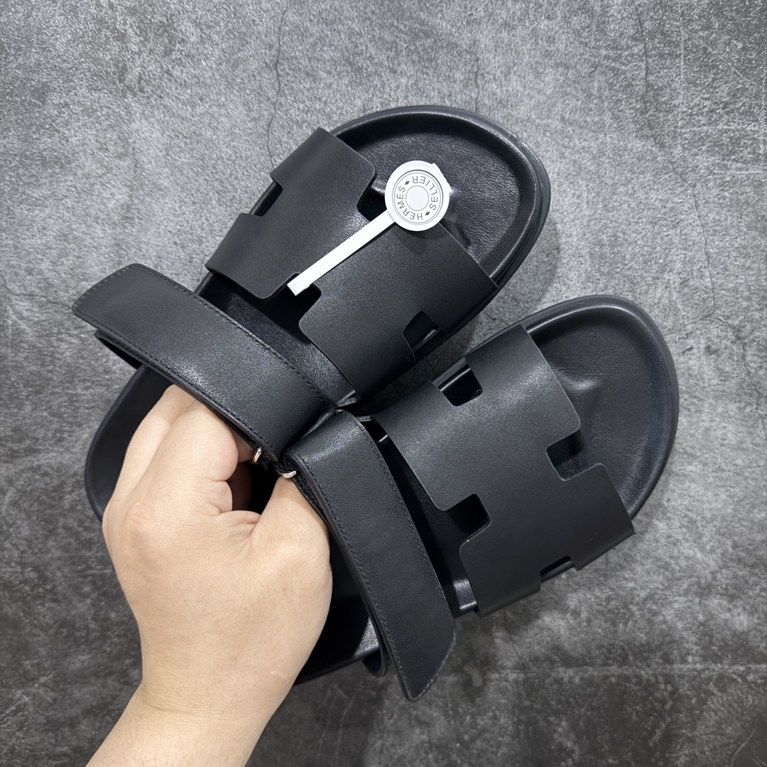 图片[7]-【渠道礼盒版】𝐇𝐞𝐫𝐦𝐞𝐬 Chypre经典情侣款👫 爱马仕 牛皮光面二舅魔术贴爆款💢拖鞋 顶级代购品质✔️独家原版定制🎫 精致的油边工艺%脚感舒适越穿越好看！ 原版高级牛皮材质+tpu大底 日常通勤逛街都非常适合 舒适柔软度爆赞 尺码35-45 专柜包装.带原装Vip顶级礼盒-选品中心