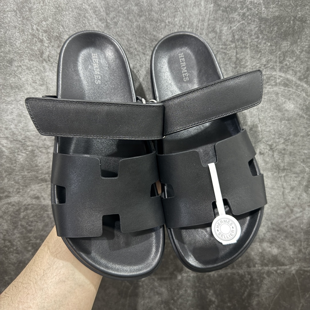 图片[2]-【渠道礼盒版】𝐇𝐞𝐫𝐦𝐞𝐬 Chypre经典情侣款👫 爱马仕 牛皮光面二舅魔术贴爆款💢拖鞋 顶级代购品质✔️独家原版定制🎫 精致的油边工艺%脚感舒适越穿越好看！ 原版高级牛皮材质+tpu大底 日常通勤逛街都非常适合 舒适柔软度爆赞 尺码35-45 专柜包装.带原装Vip顶级礼盒-选品中心